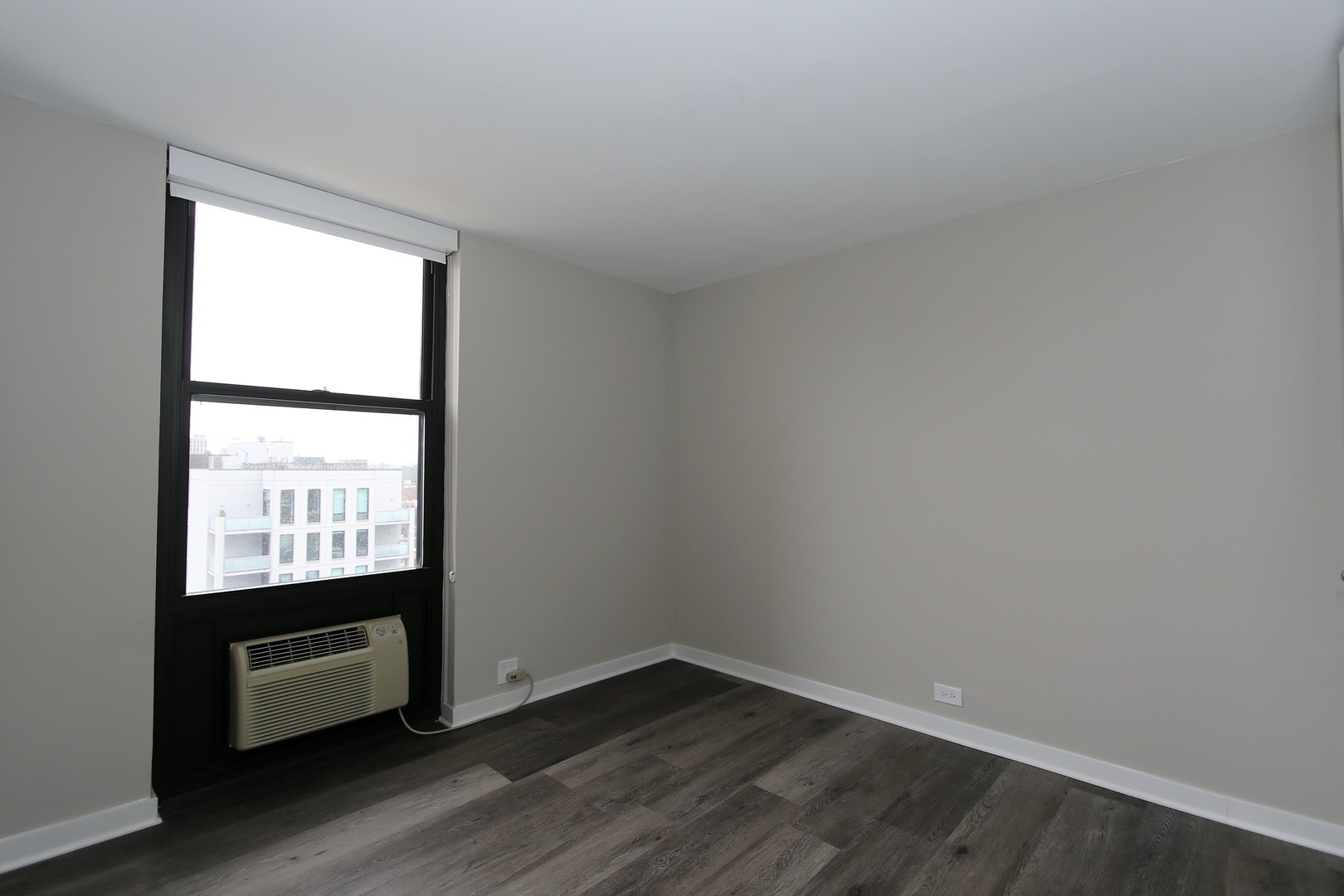 533 W Barry Avenue Unit: 15F