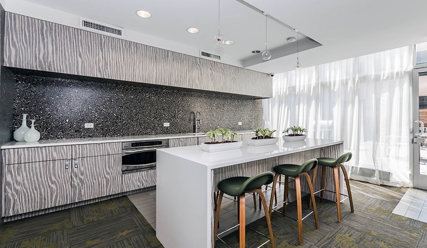 533 W Barry Avenue Unit: 3K