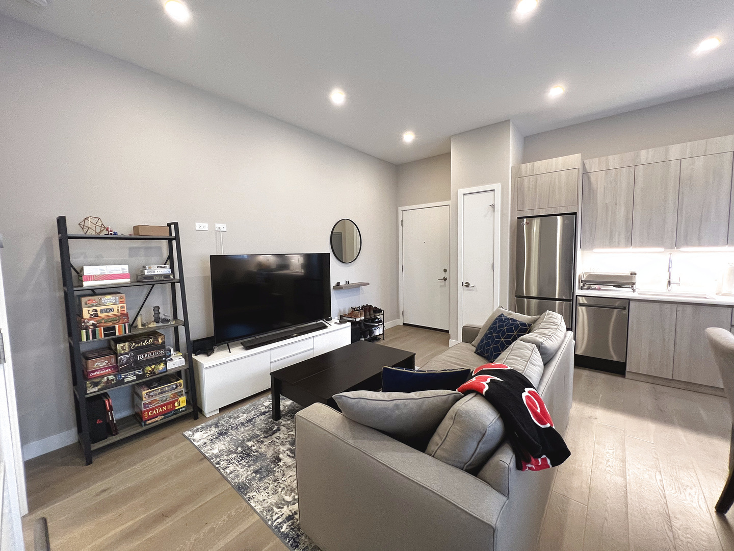 3757 N Sheffield Avenue Unit: 203