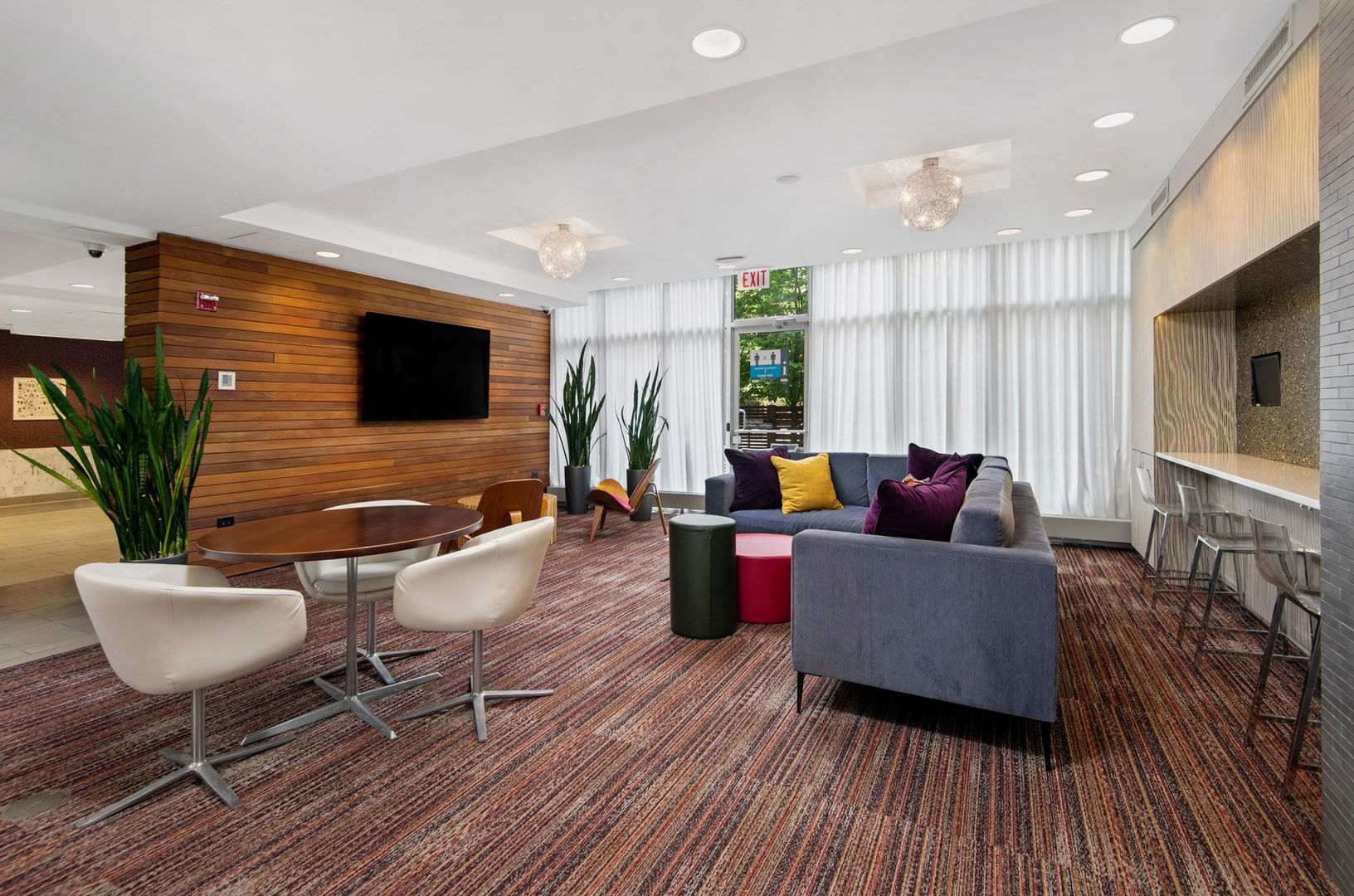 533 W Barry Avenue Unit: 9D