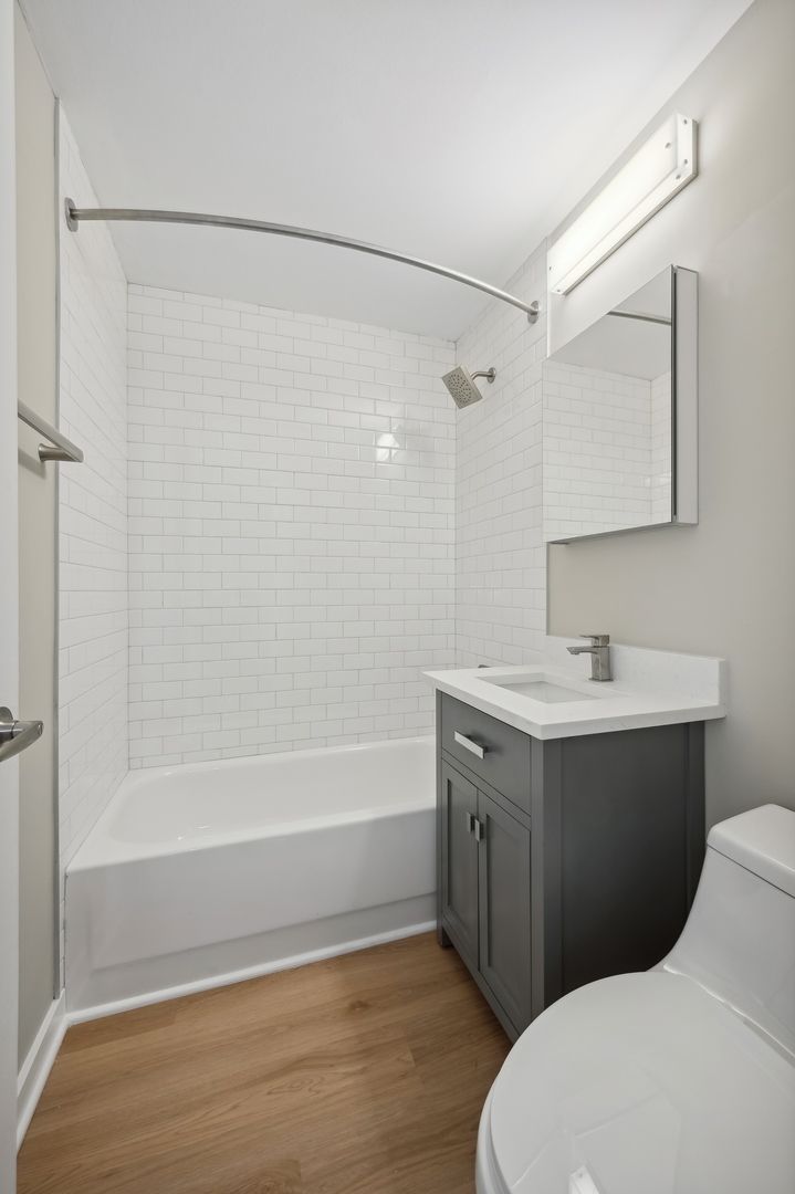 533 W Barry Avenue Unit: 8C