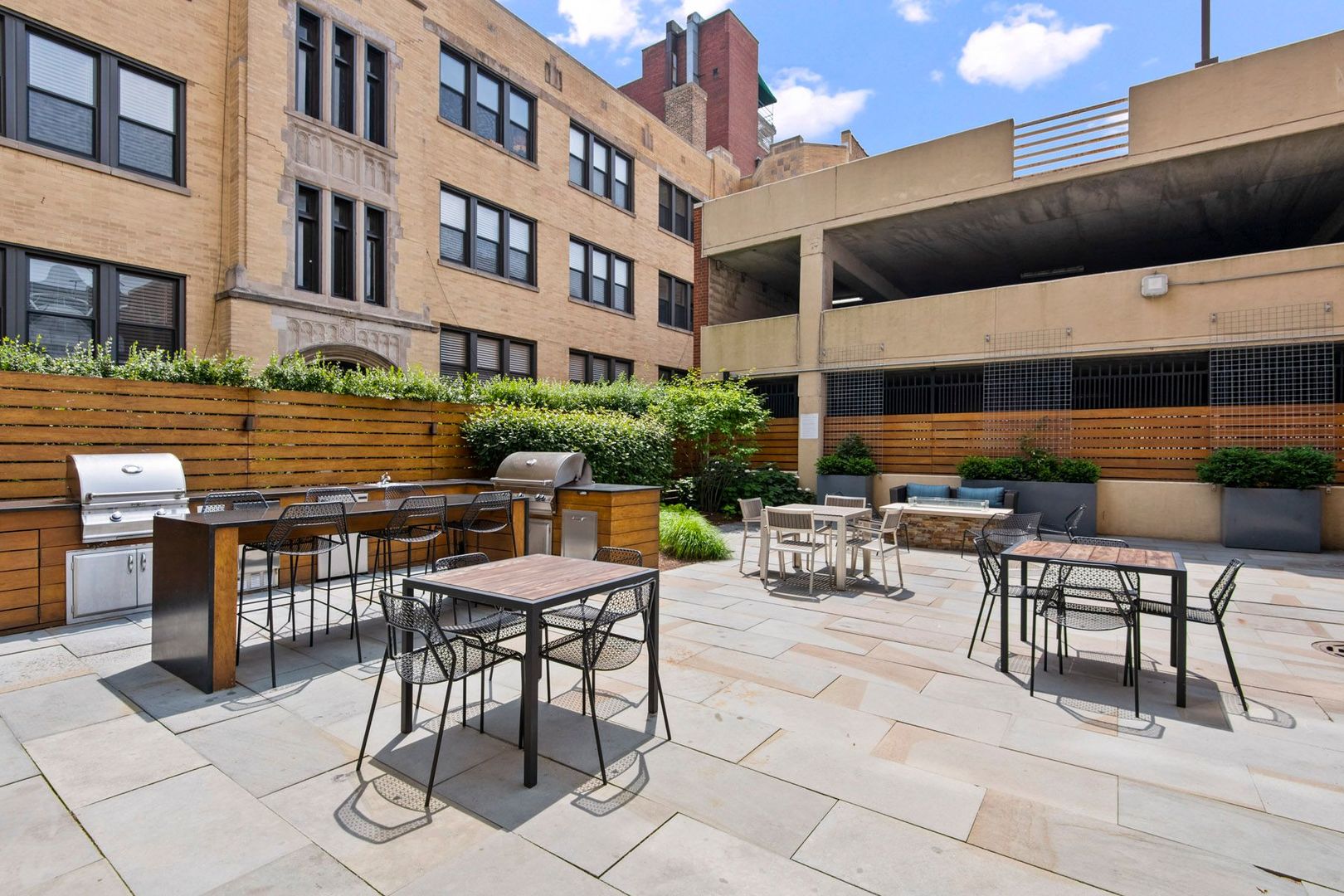 533 W Barry Avenue Unit: 8C