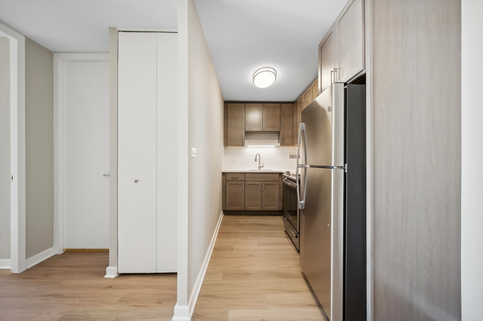 533 W Barry Avenue Unit: 8C