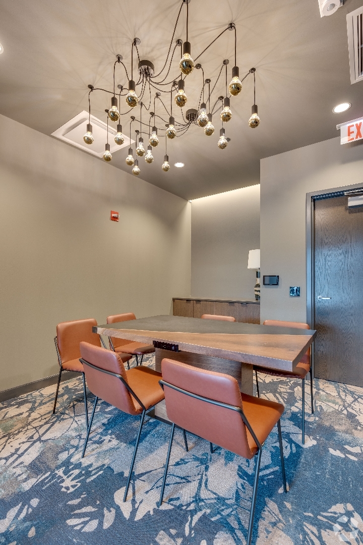 740 N Aberdeen Street Unit: 402