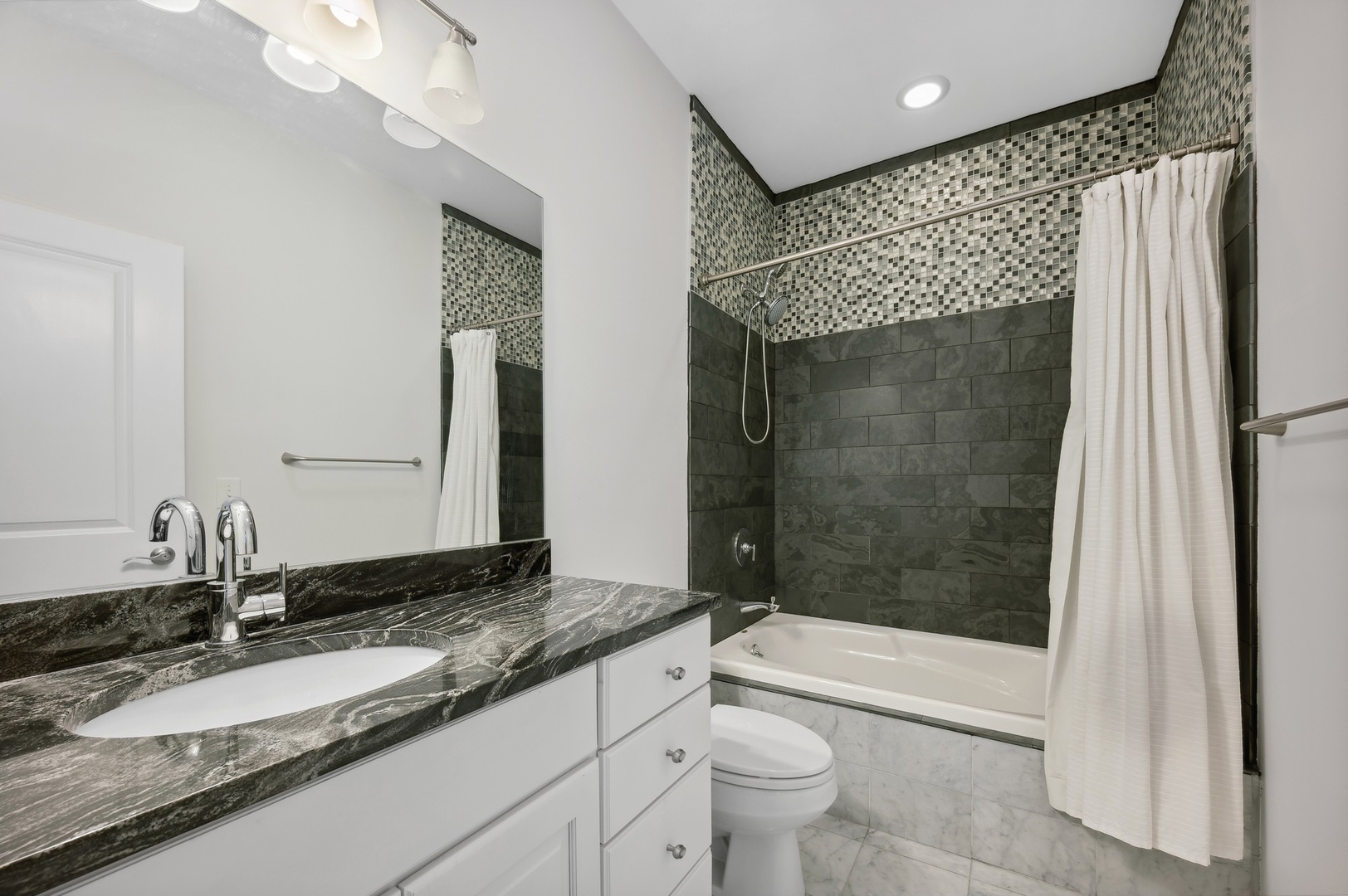 1470 W Carmen Avenue Unit: 502