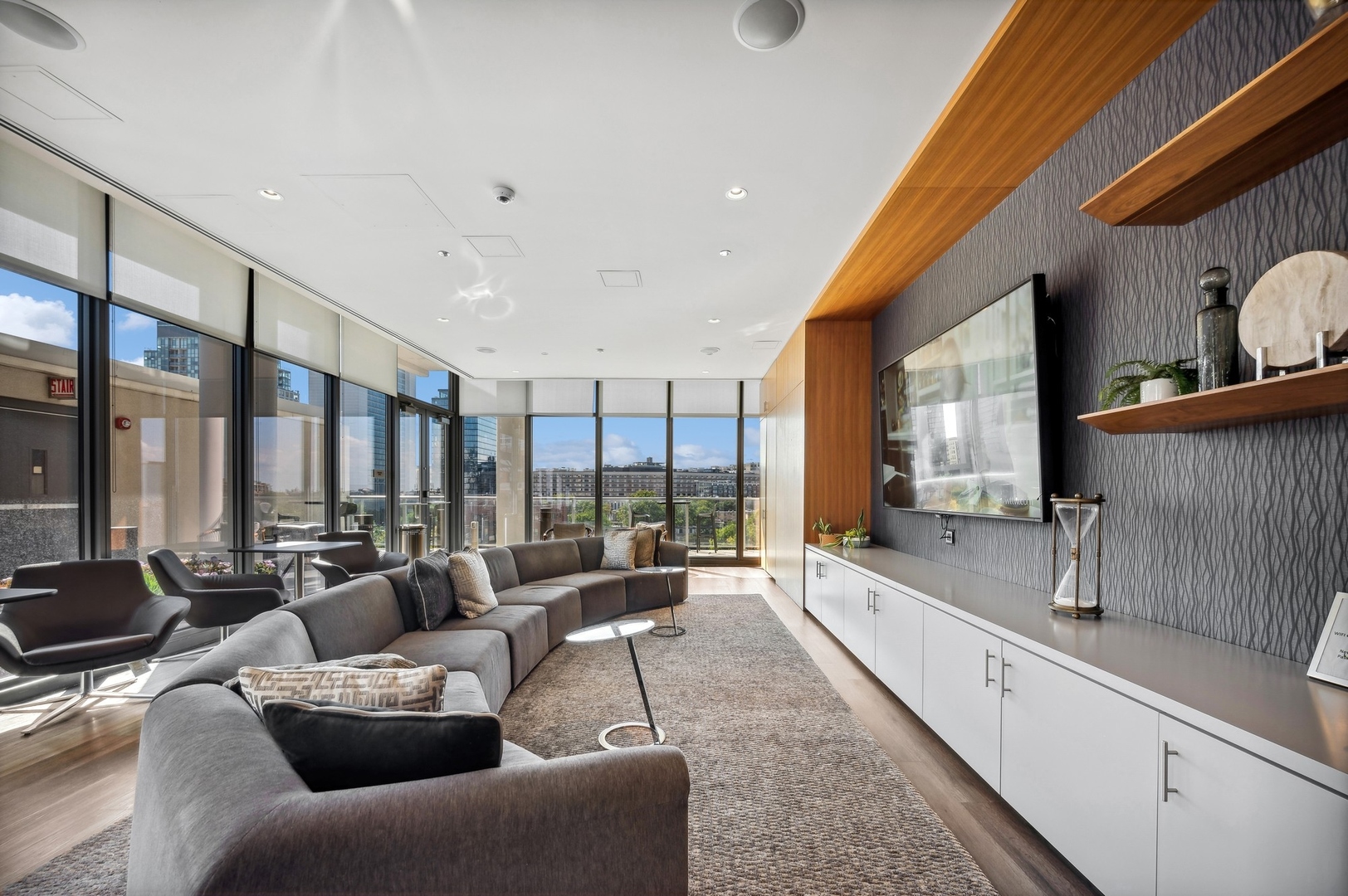 347 W Chestnut Street Unit: PH-5