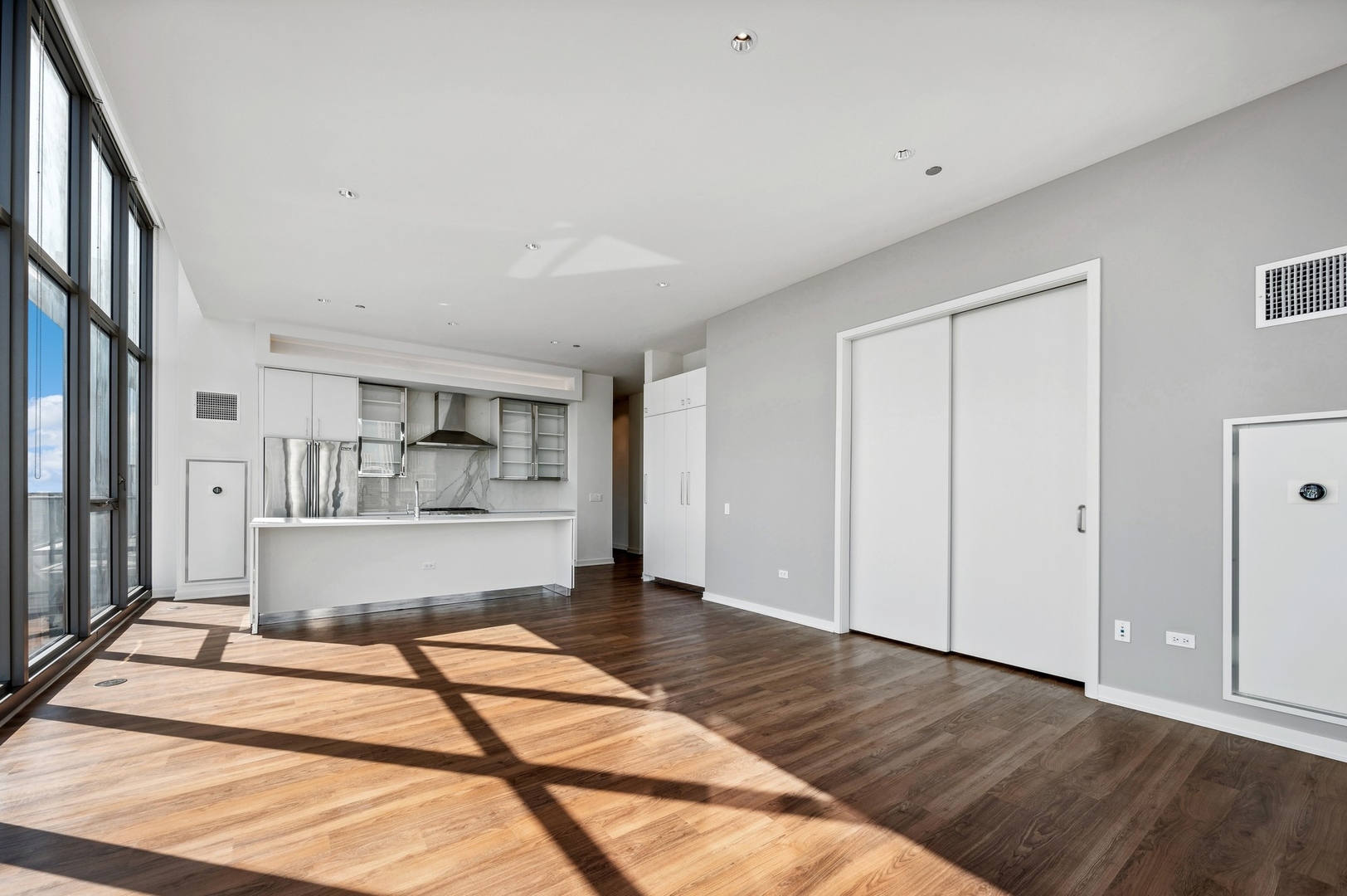 347 W Chestnut Street Unit: PH-5