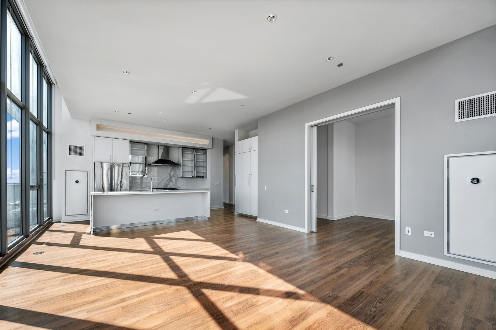 347 W Chestnut Street Unit: PH-5