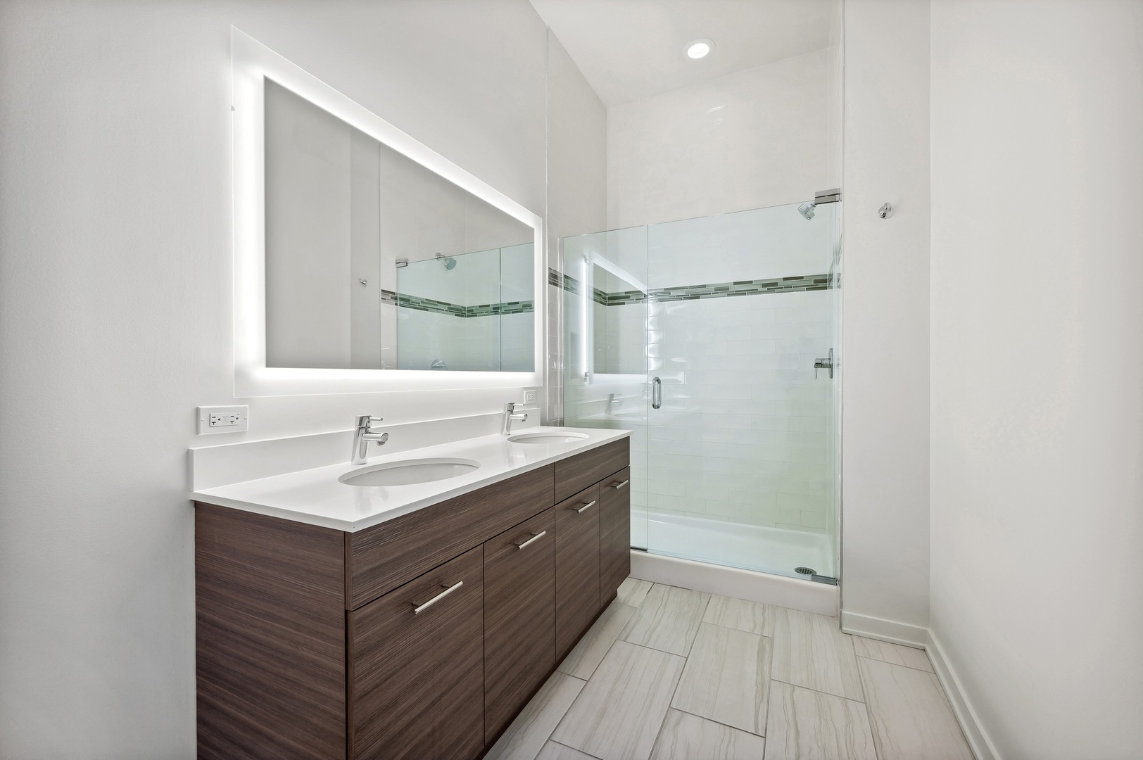 347 W Chestnut Street Unit: PH-5