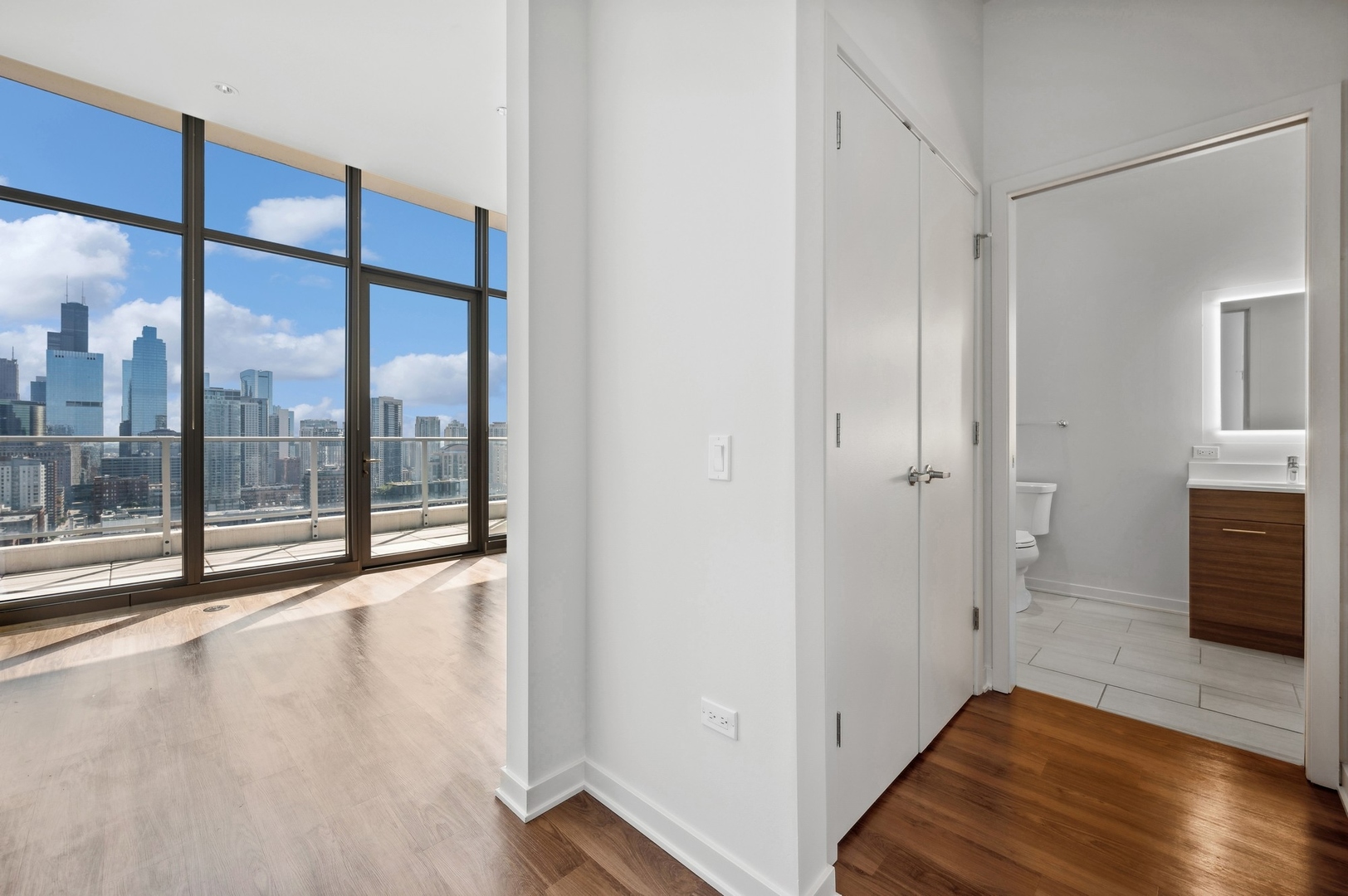 347 W Chestnut Street Unit: PH-5