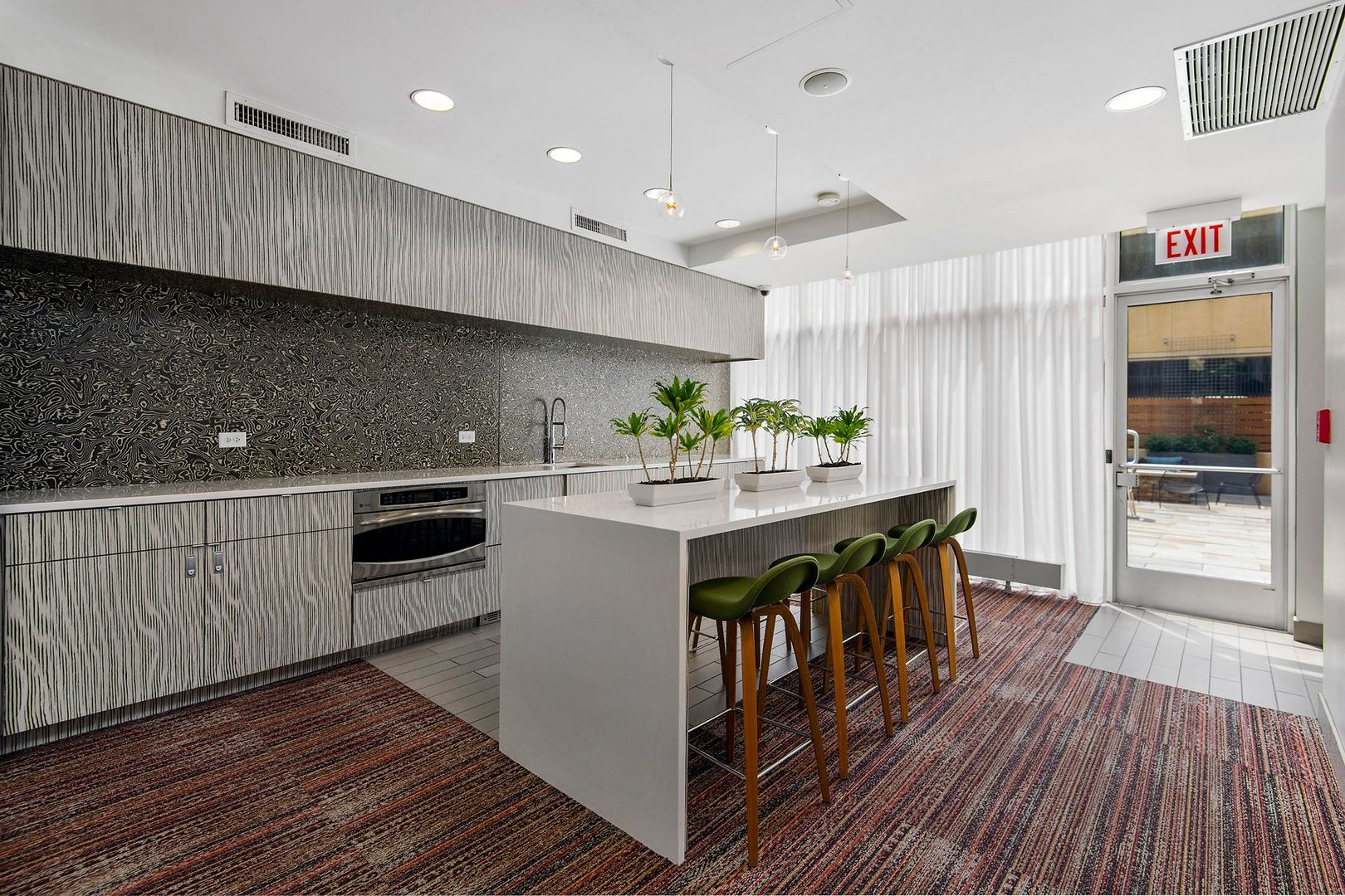 533 W Barry Avenue Unit: 2H