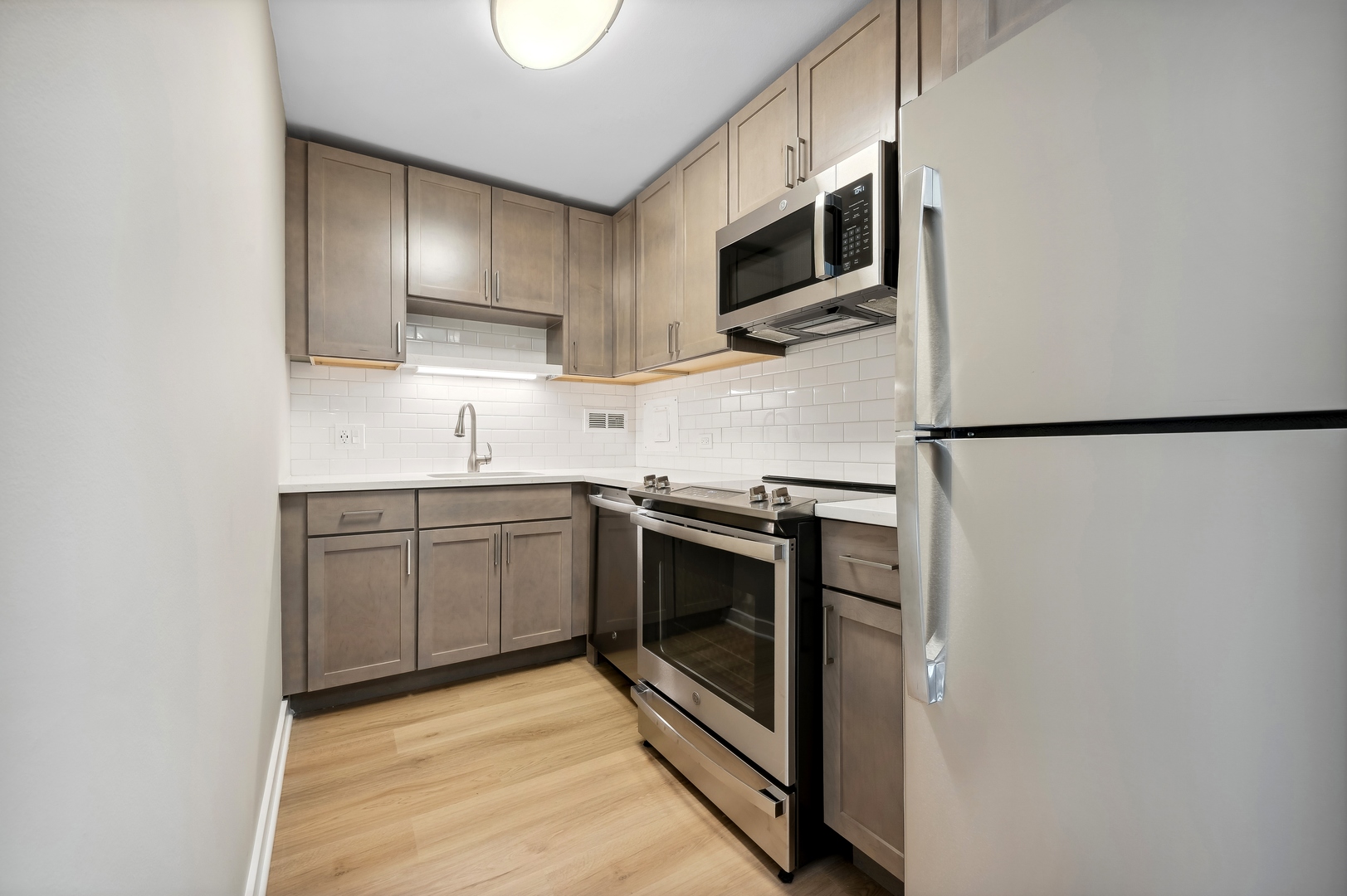 533 W Barry Avenue Unit: 2H
