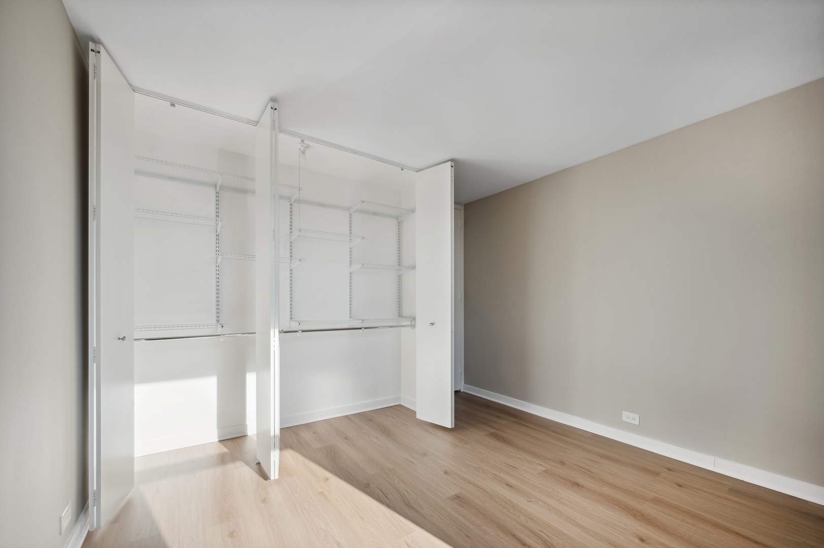 533 W Barry Avenue Unit: 2H