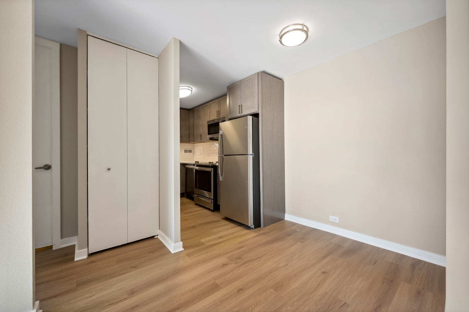 533 W Barry Avenue Unit: 2H