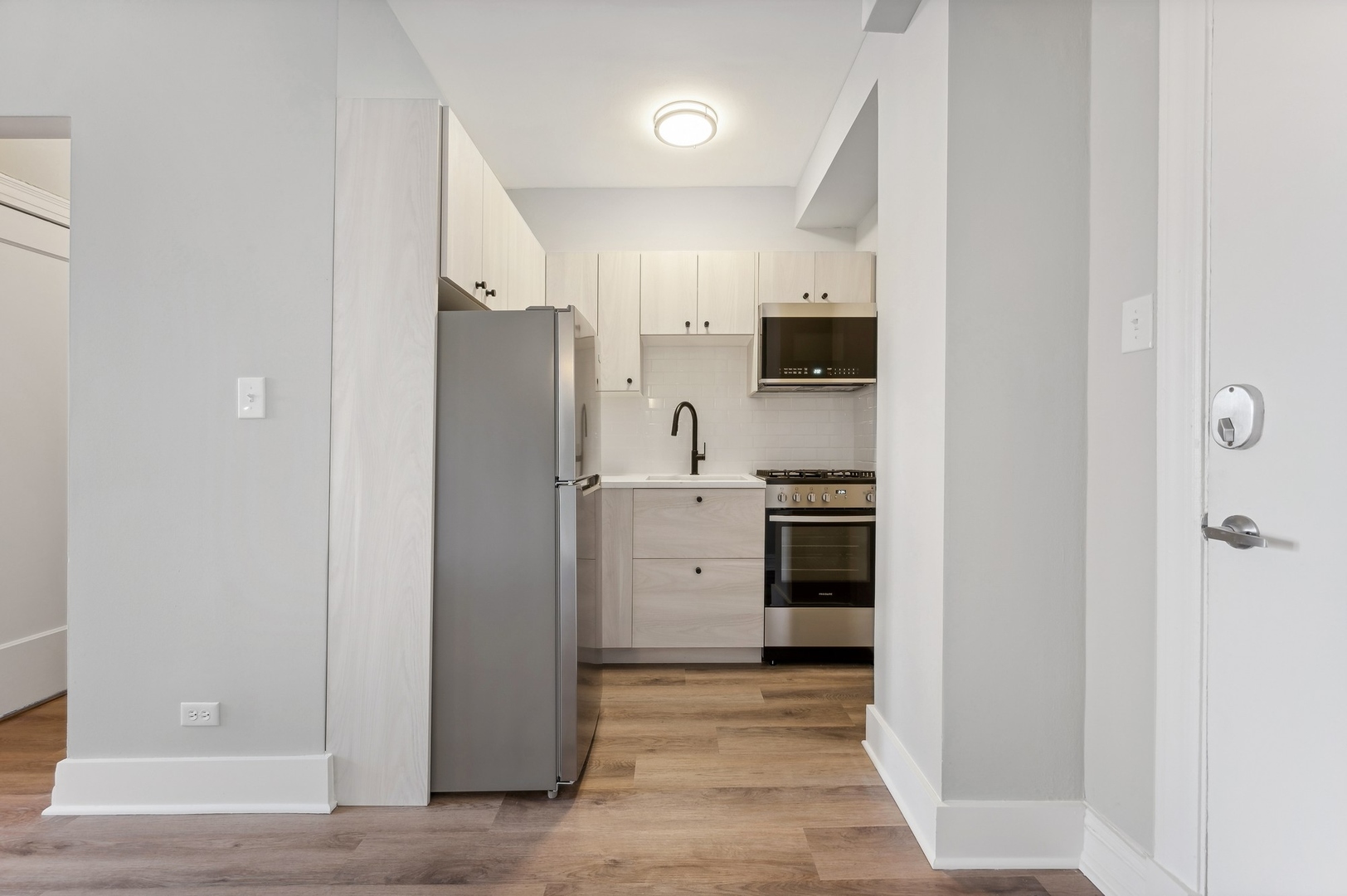 4157 N Clarendon Avenue Unit: 205