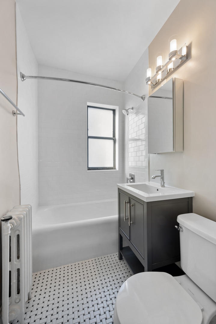 4157 N Clarendon Avenue Unit: 704