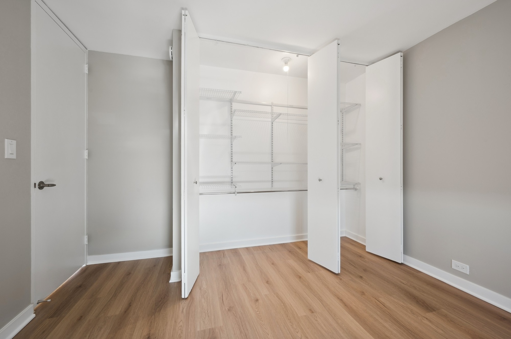 533 W Barry Avenue Unit: 7G