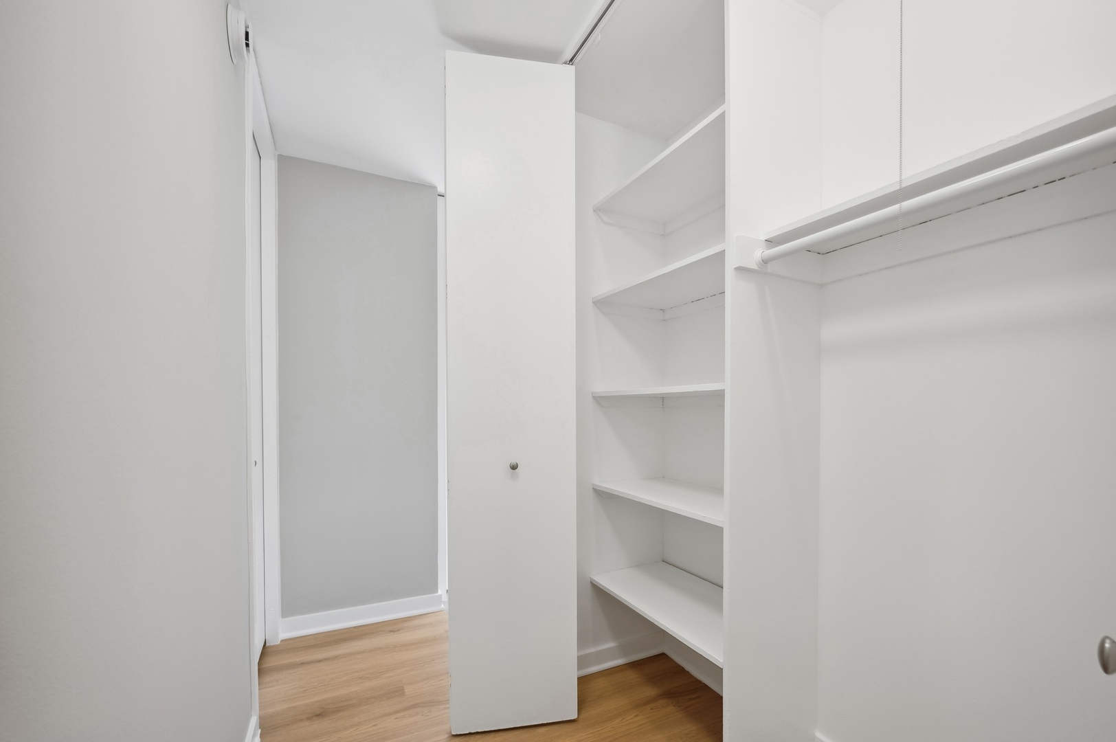 533 W Barry Avenue Unit: 7G