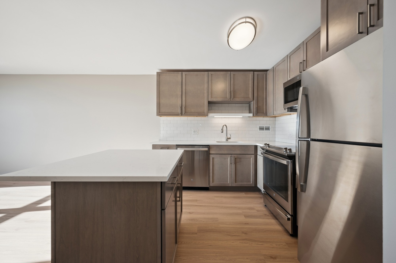 533 W Barry Avenue Unit: 7G
