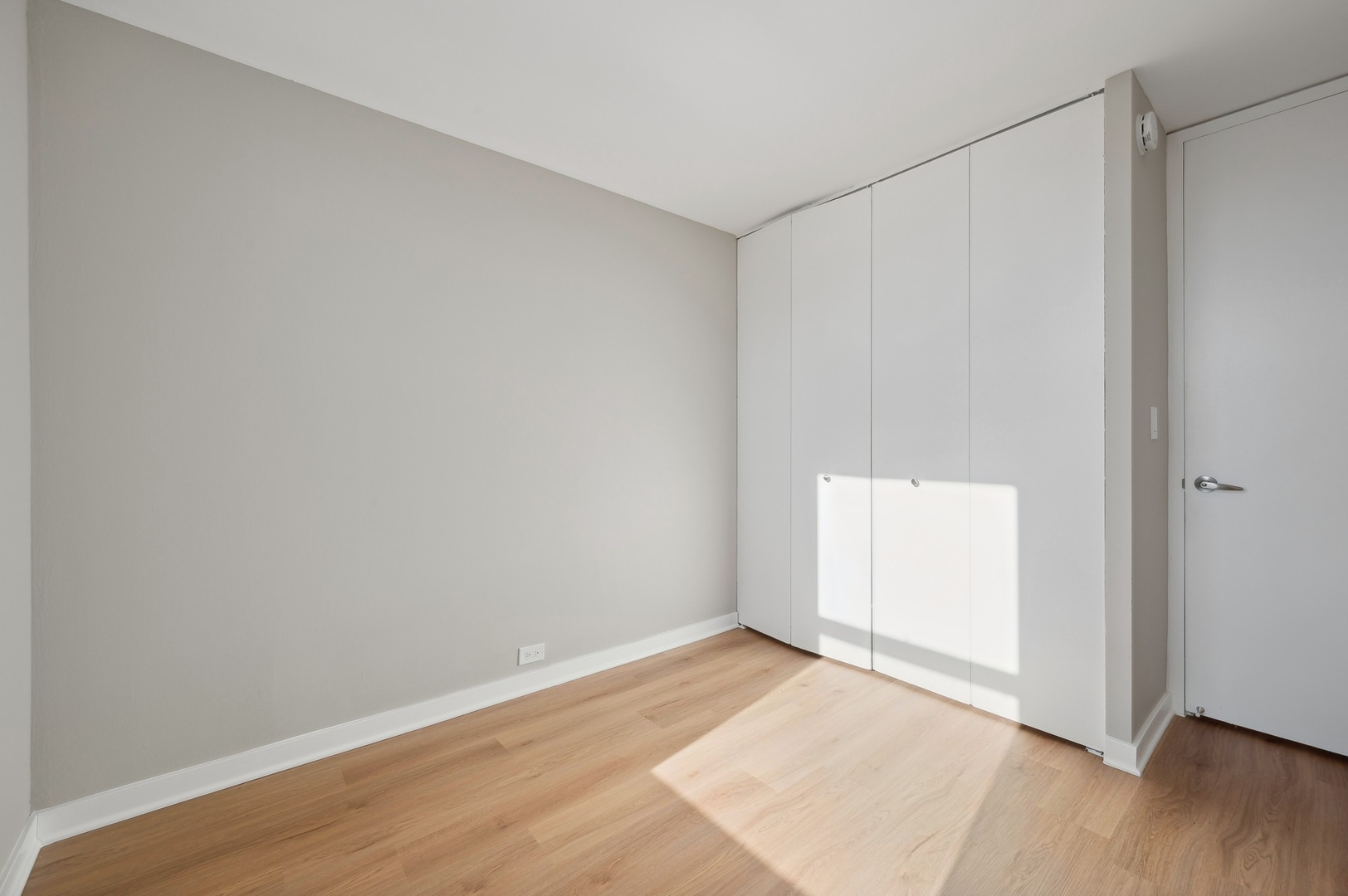 533 W Barry Avenue Unit: 2G