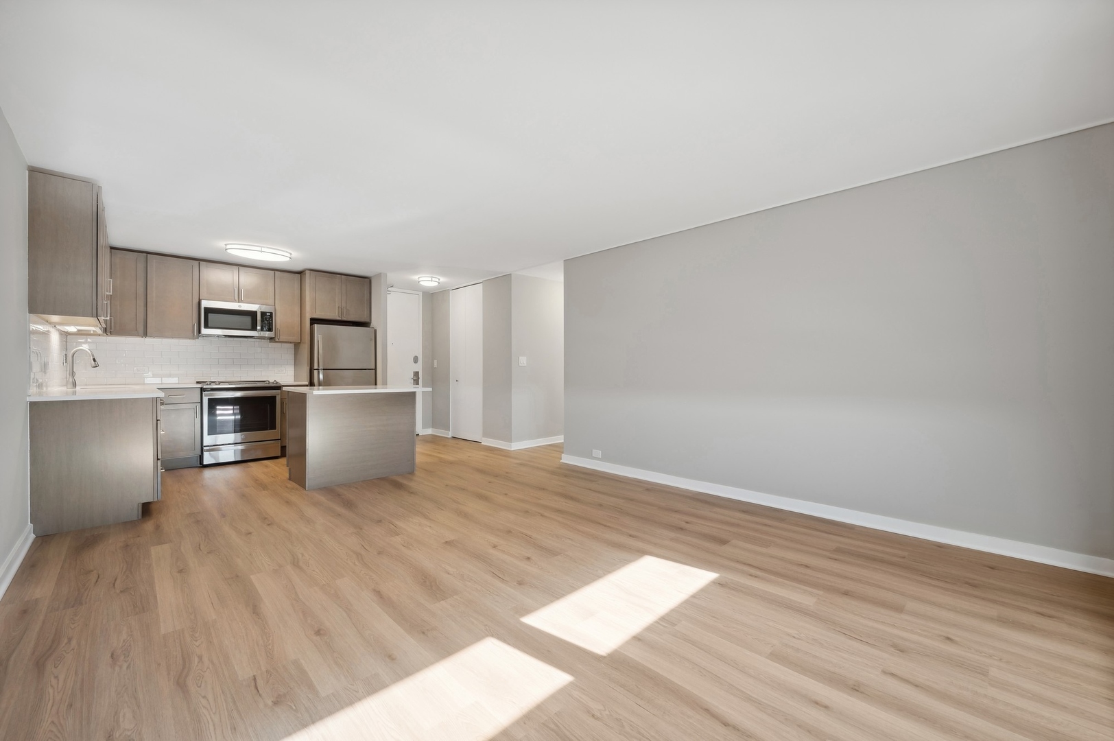 533 W Barry Avenue Unit: 2G