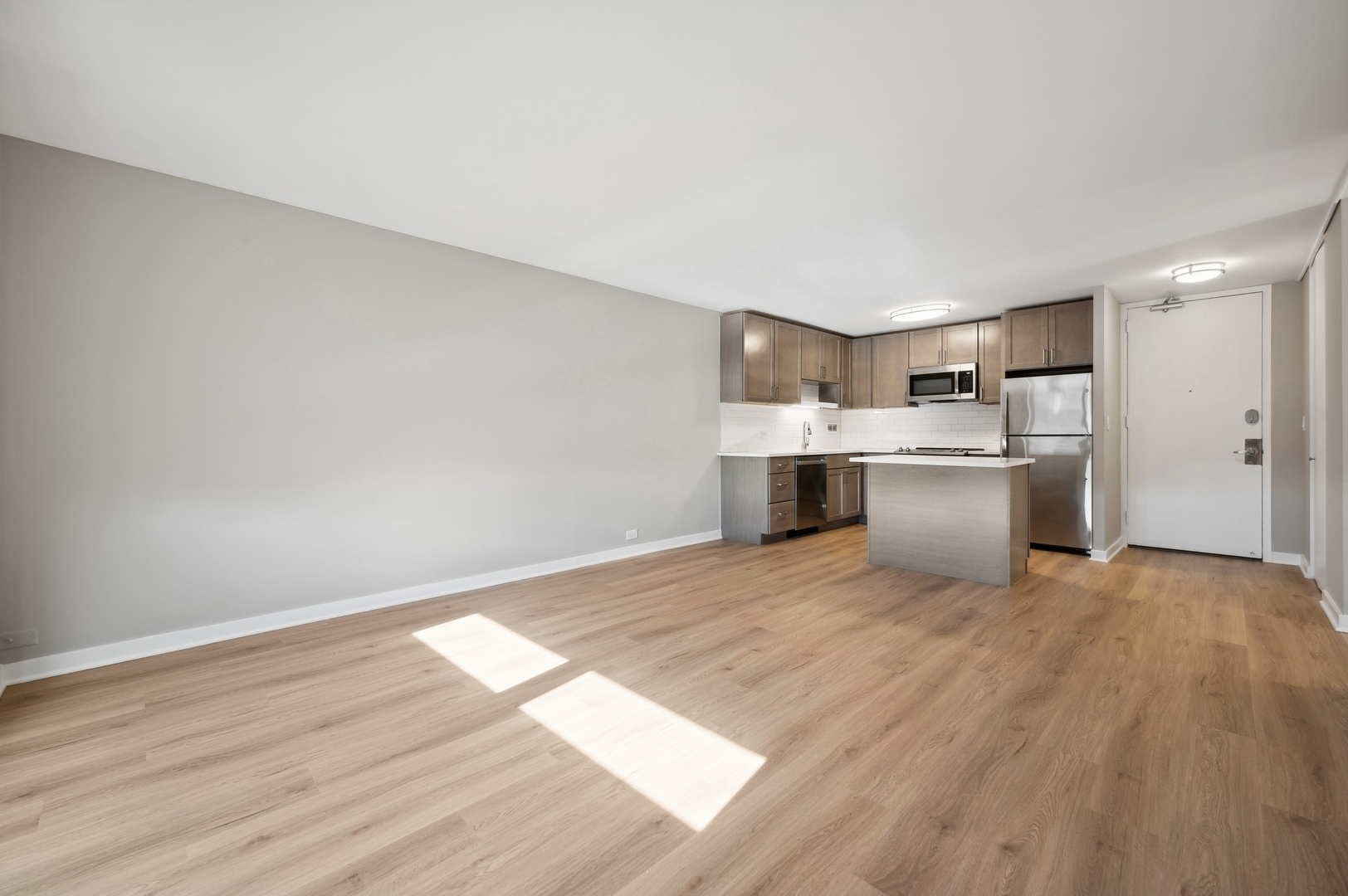 533 W Barry Avenue Unit: 2G