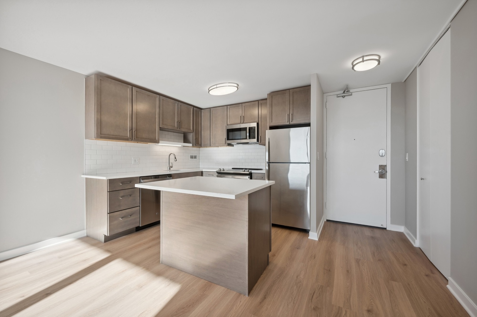 533 W Barry Avenue Unit: 2G