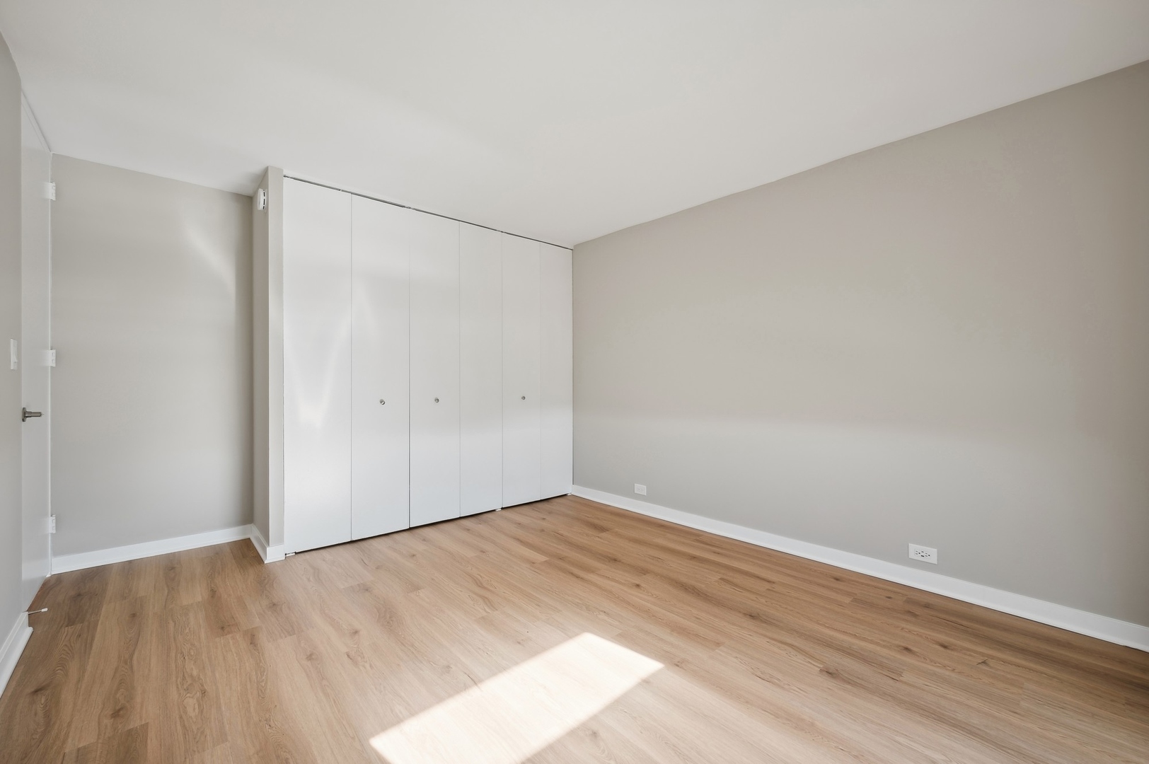 533 W Barry Avenue Unit: 2G