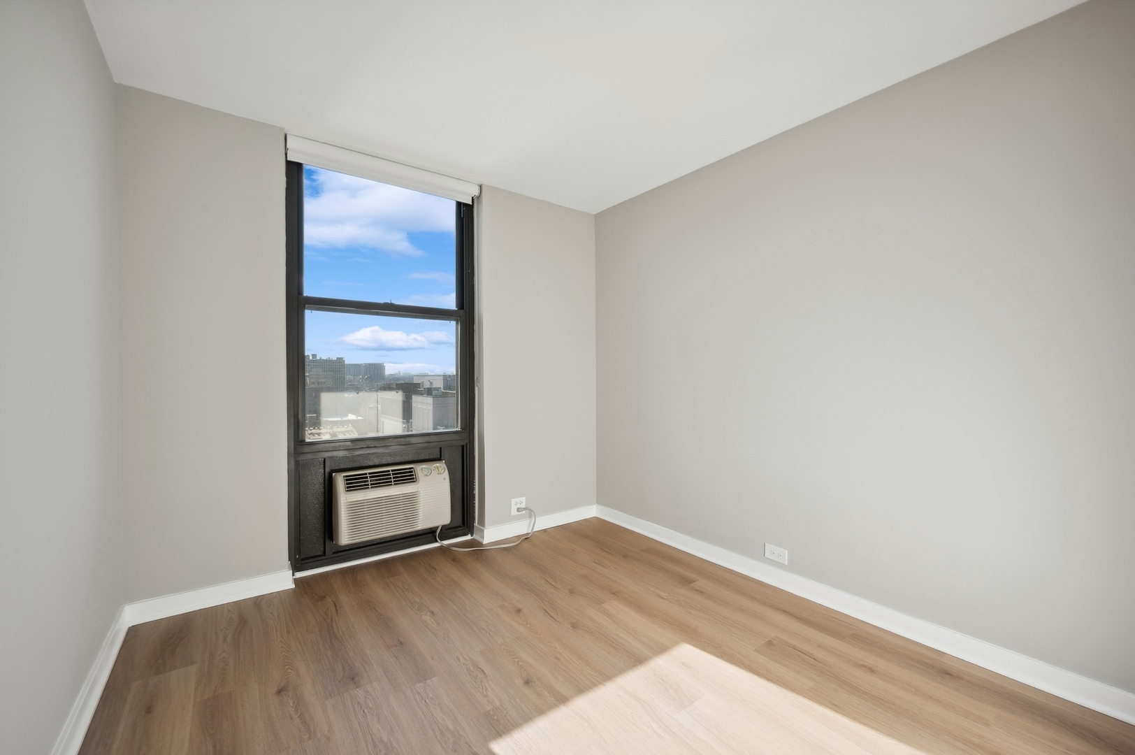 533 W Barry Avenue Unit: 2G