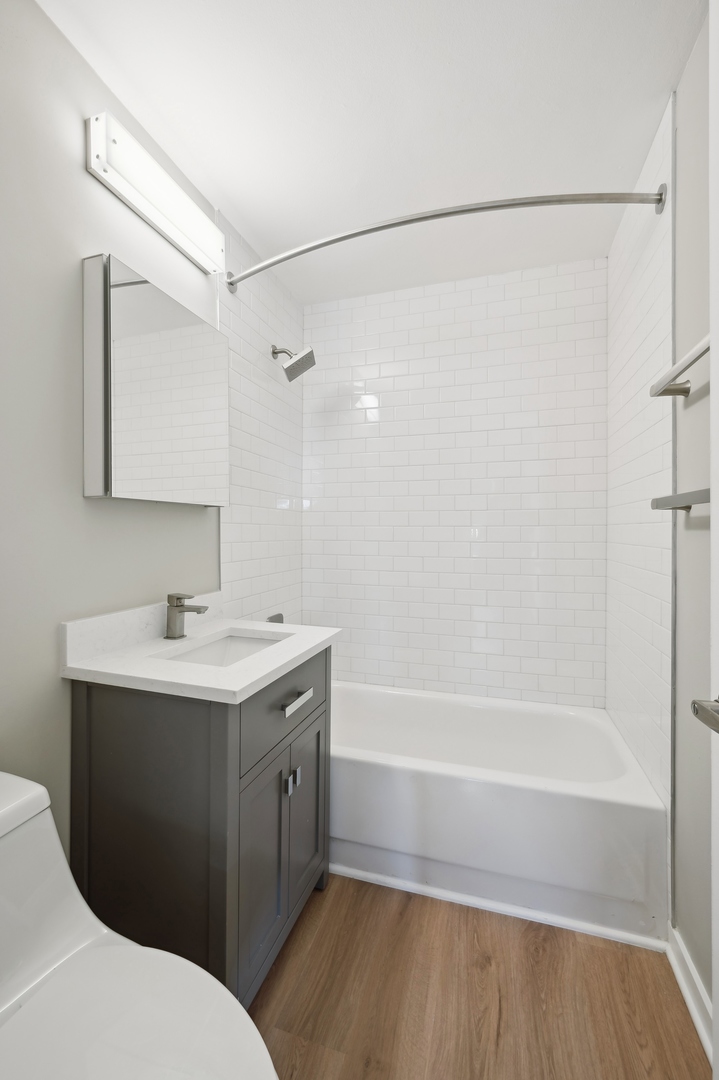 533 W Barry Avenue Unit: 2G