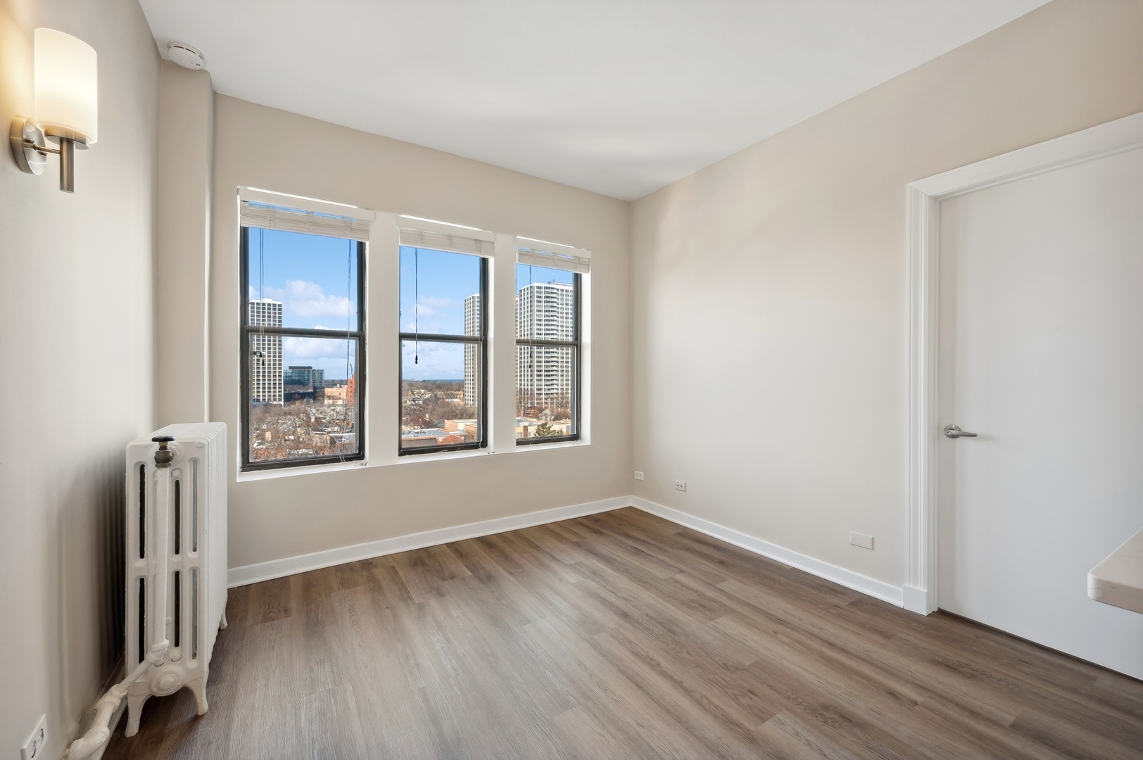 4157 N Clarendon Avenue Unit: 200