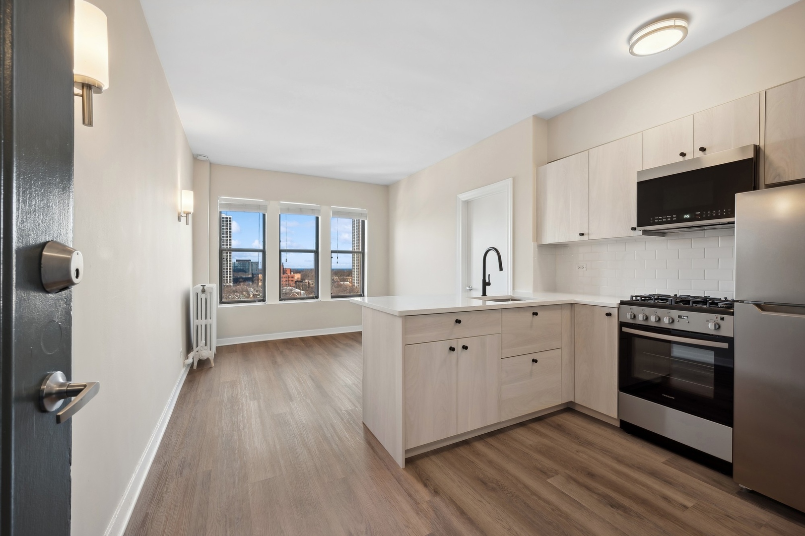 4157 N Clarendon Avenue Unit: 200