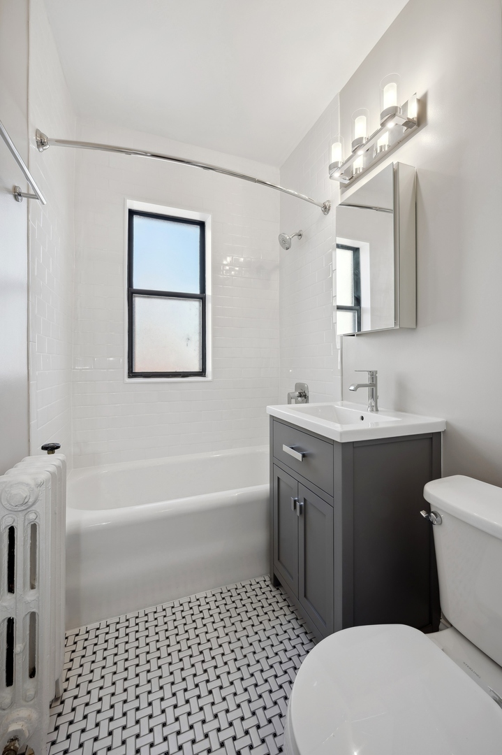 4157 N Clarendon Avenue Unit: 200