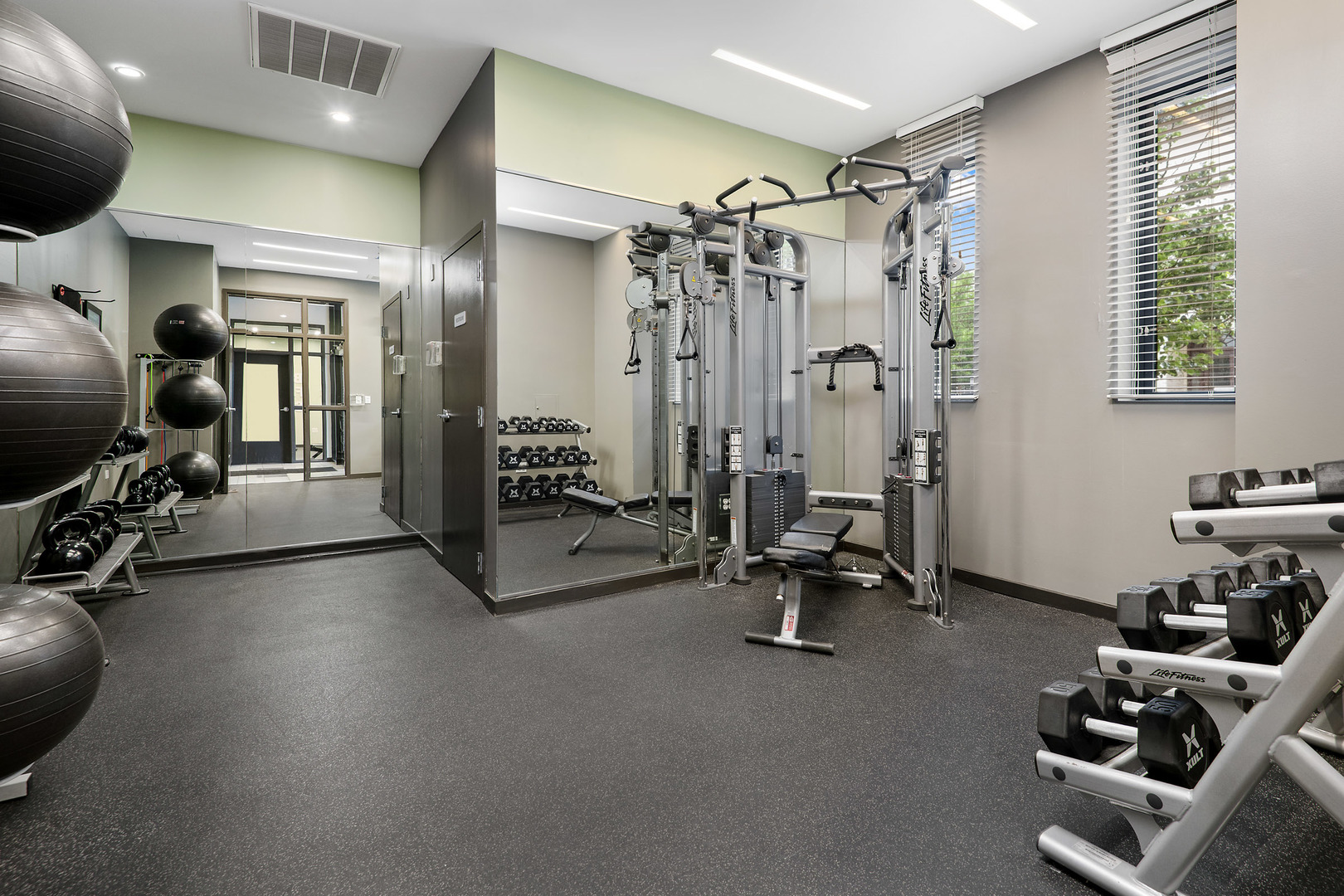 4157 N Clarendon Avenue Unit: 200