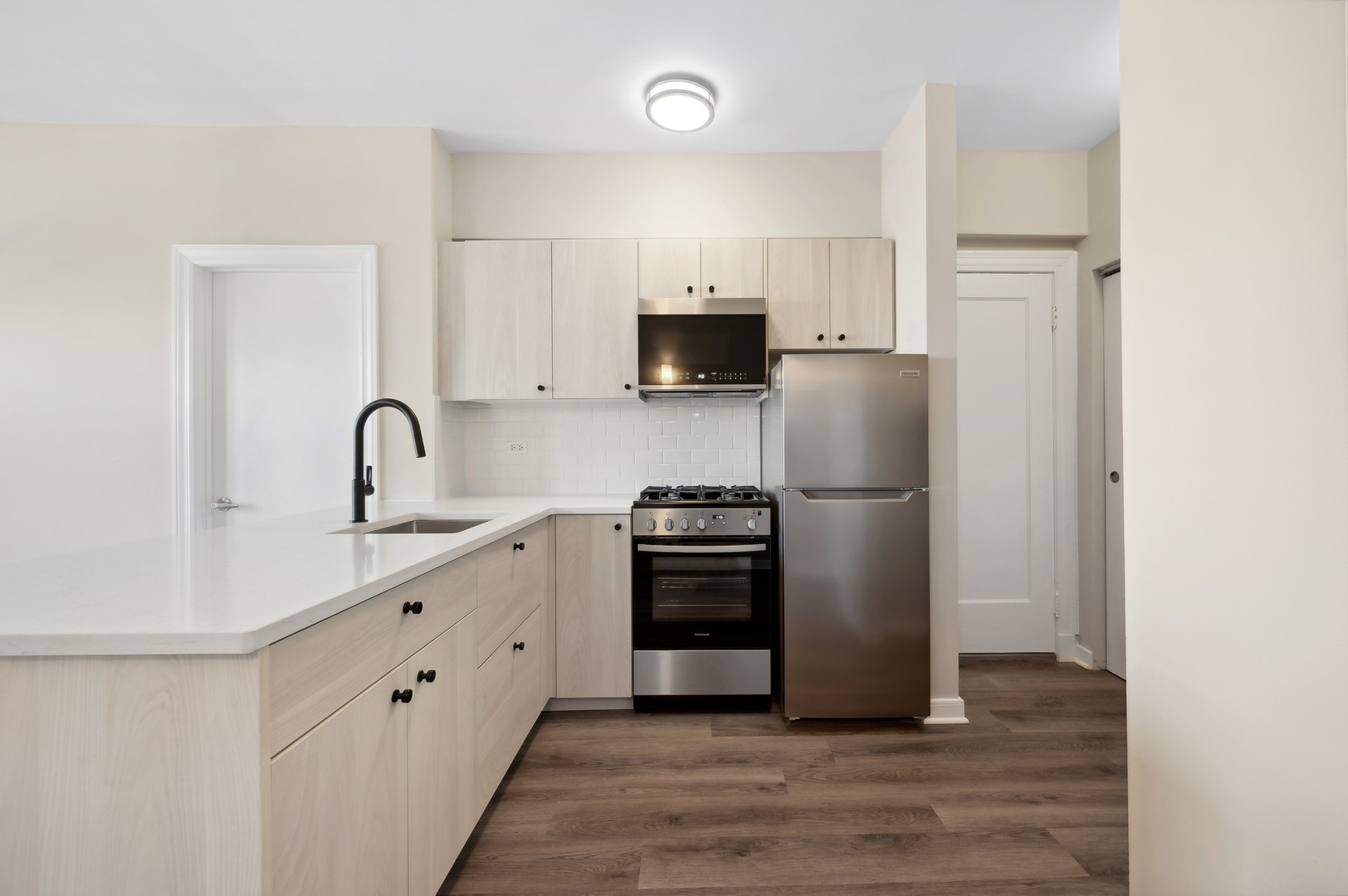 4157 N Clarendon Avenue Unit: 200