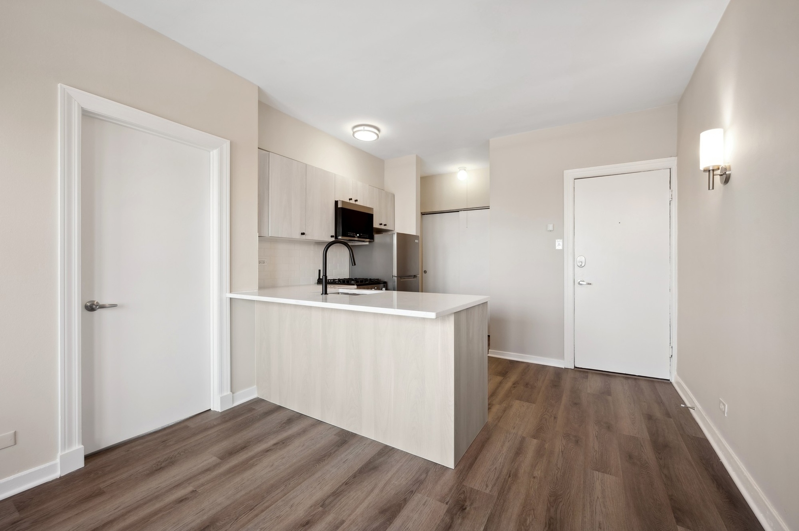 4157 N Clarendon Avenue Unit: 200