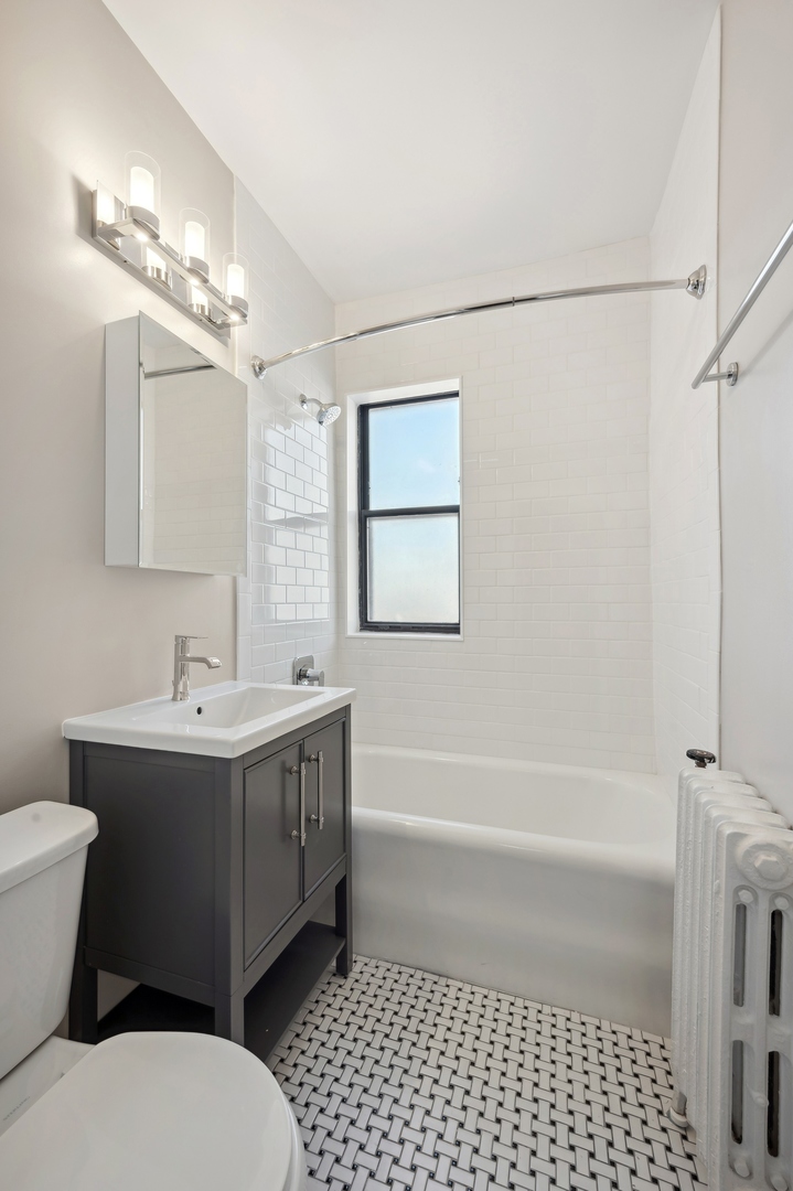 4157 N Clarendon Avenue Unit: 301