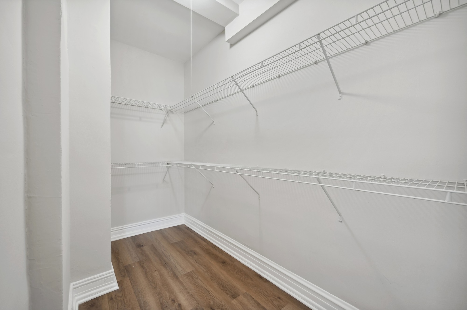 4157 N Clarendon Avenue Unit: 301