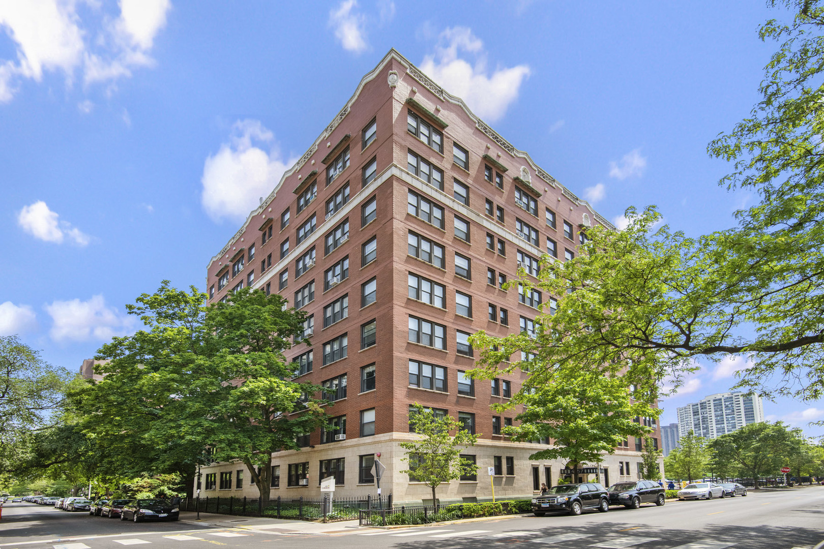 4157 N Clarendon Avenue Unit: 909