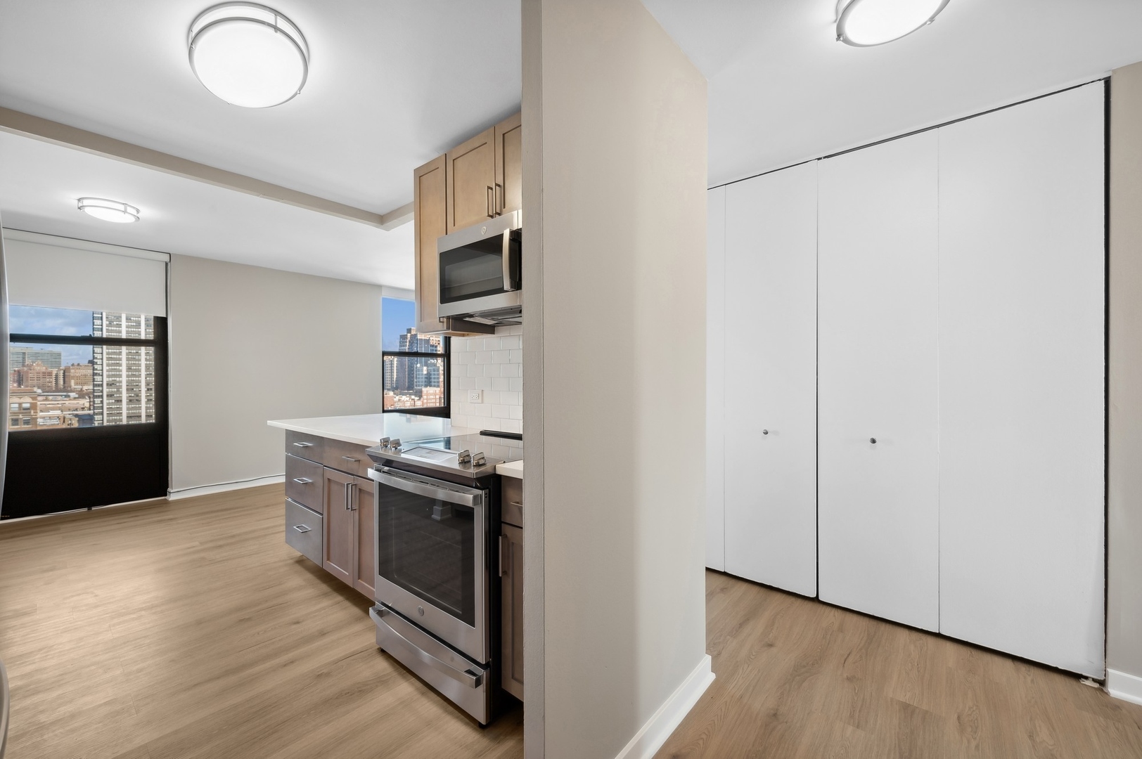 533 W Barry Avenue Unit: 4A