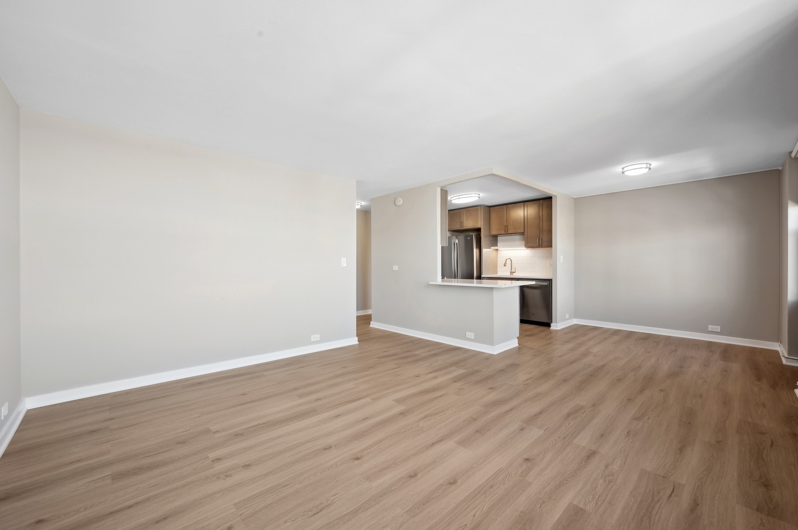 533 W Barry Avenue Unit: 4A