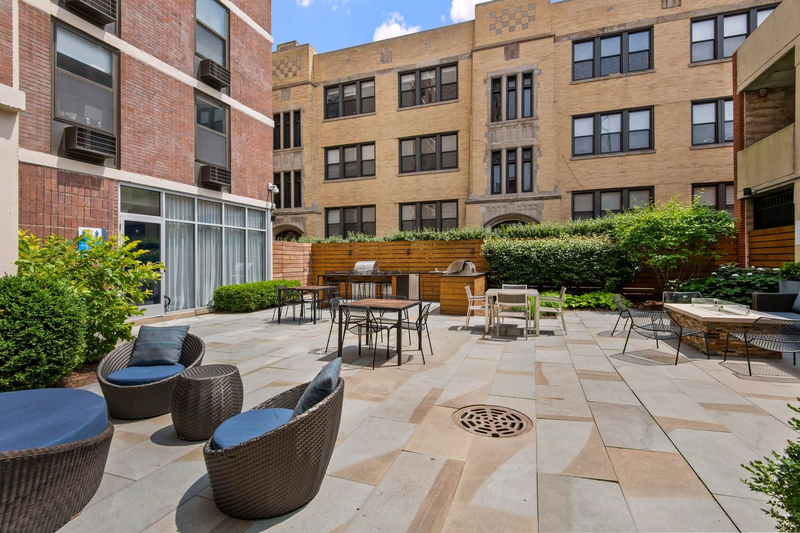 533 W Barry Avenue Unit: 4A
