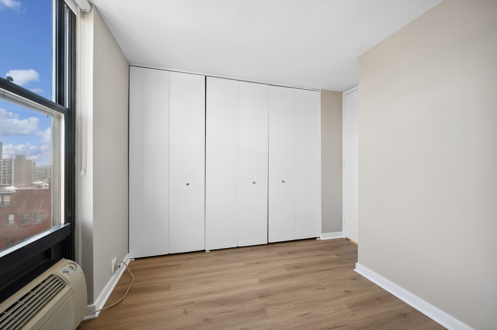 533 W Barry Avenue Unit: 4A