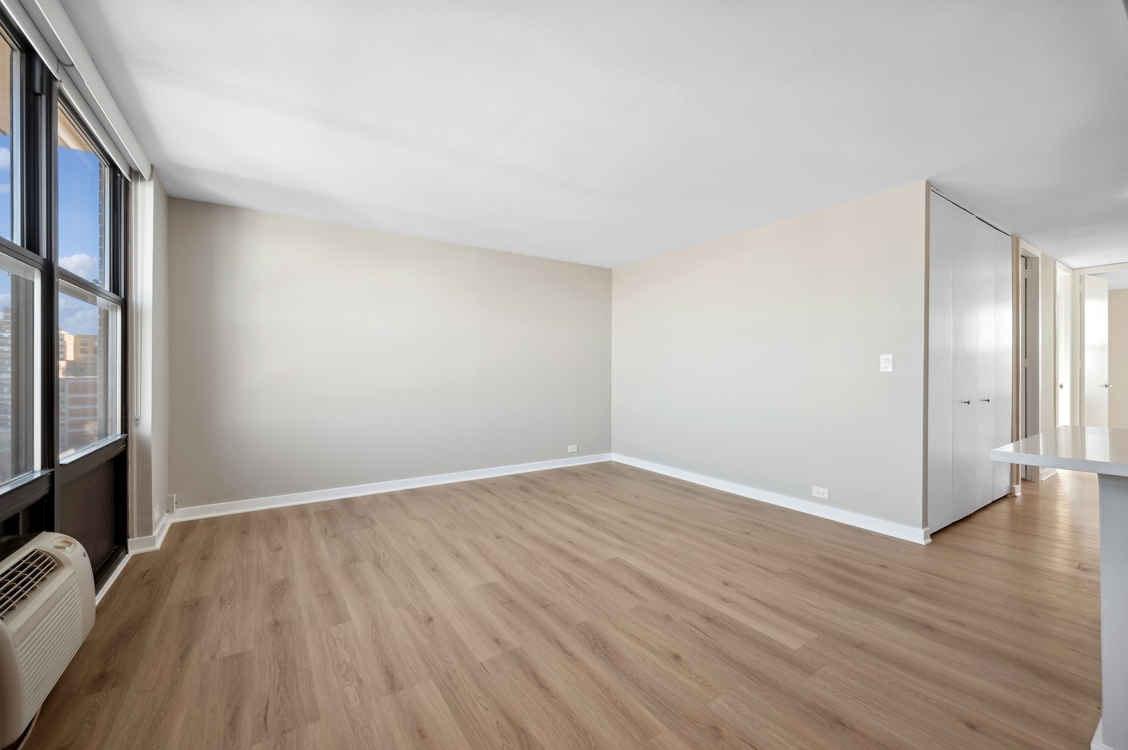533 W Barry Avenue Unit: 4A
