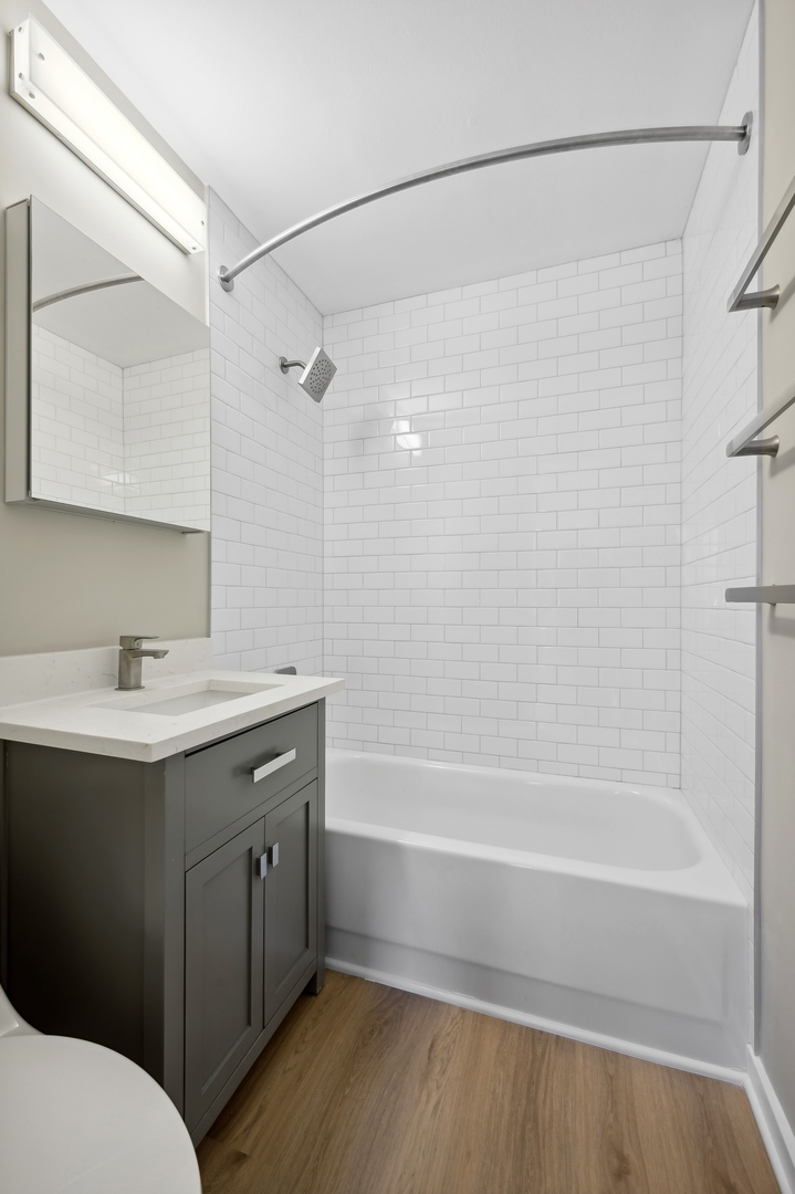 533 W Barry Avenue Unit: 4A