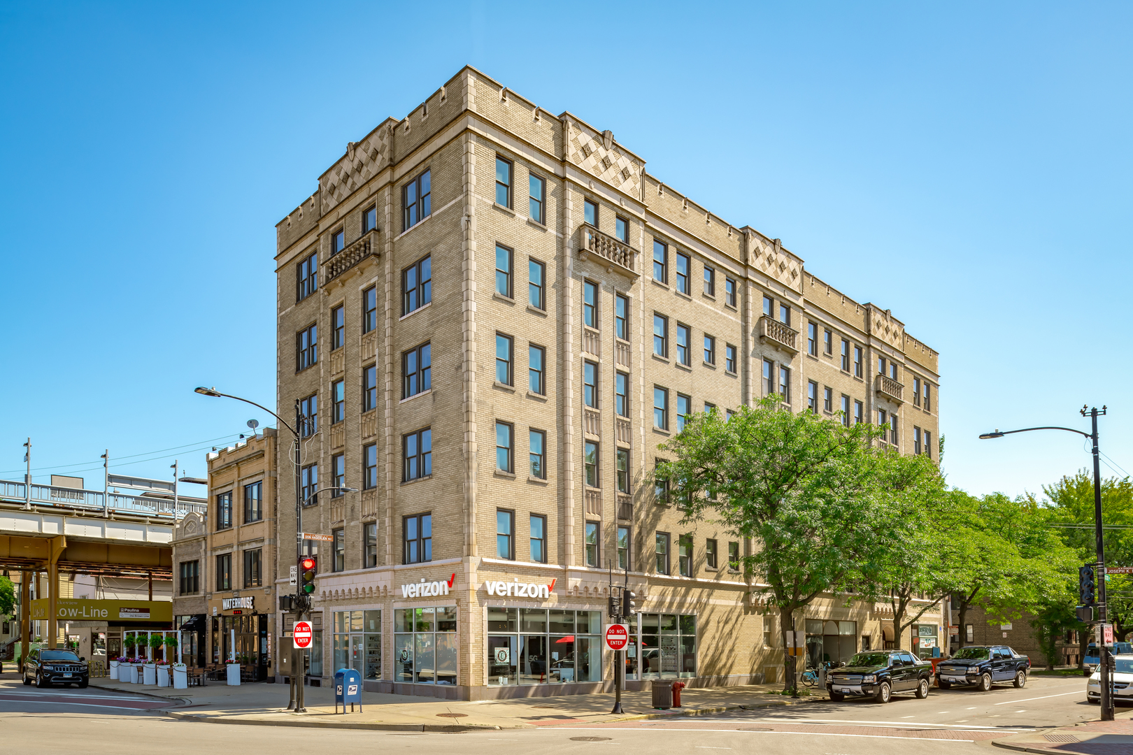 1650 W Roscoe Street Unit: 406