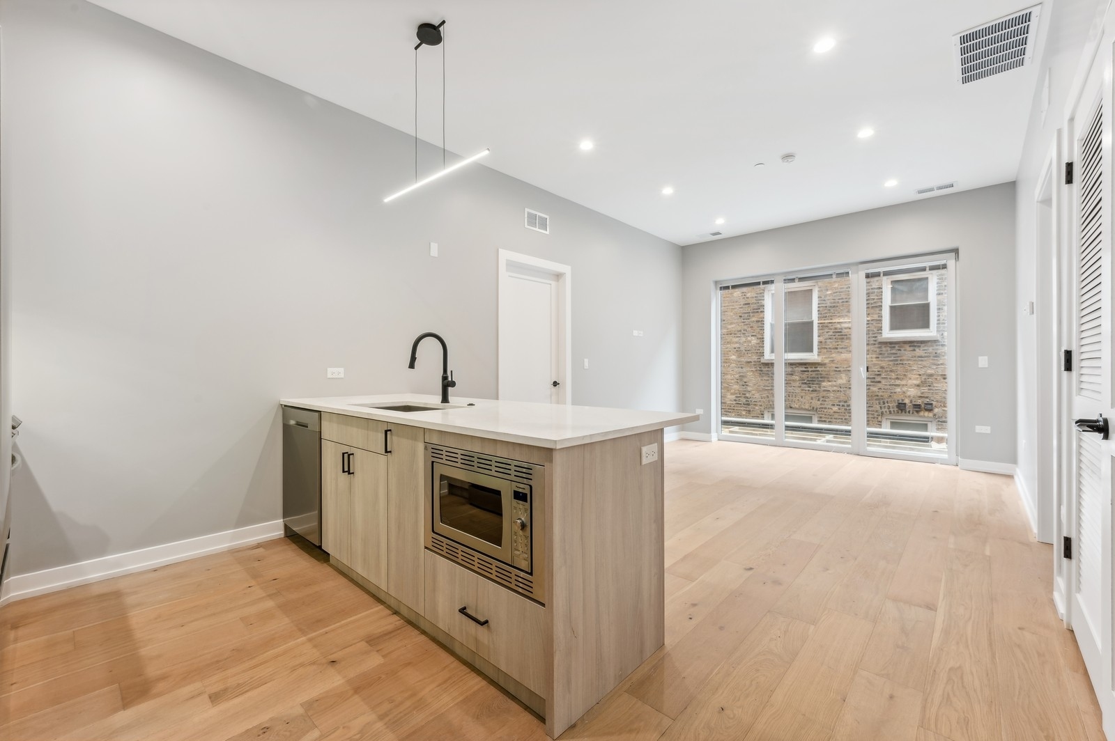 7006 N Glenwood Avenue Unit: 205
