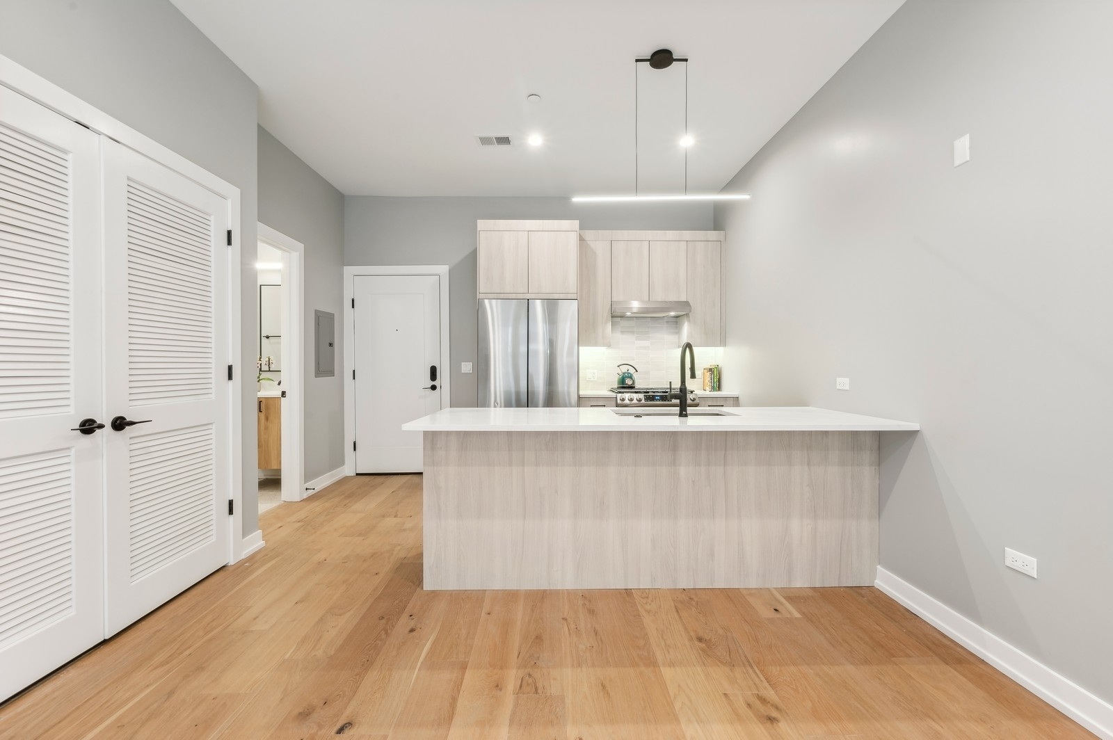 7006 N Glenwood Avenue Unit: 205