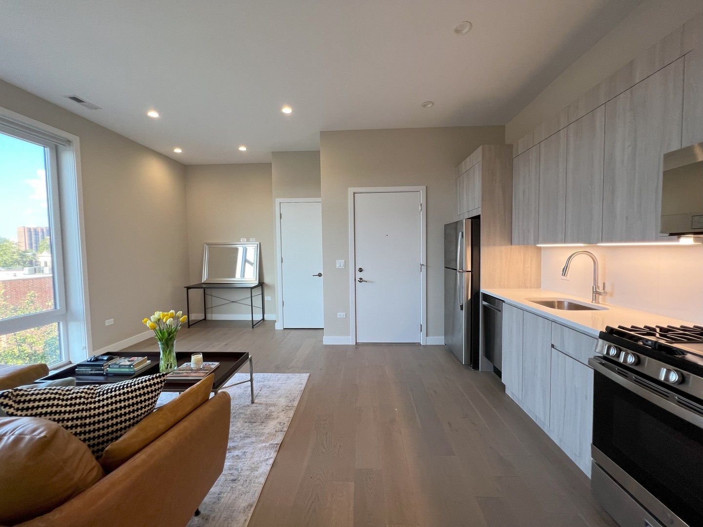 3757 N Sheffield Avenue Unit: 302