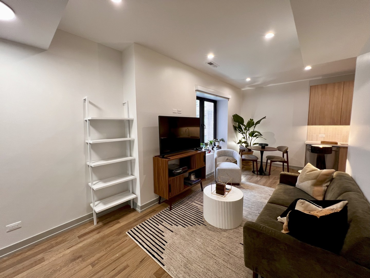 1337 W Estes Avenue Unit: 1A